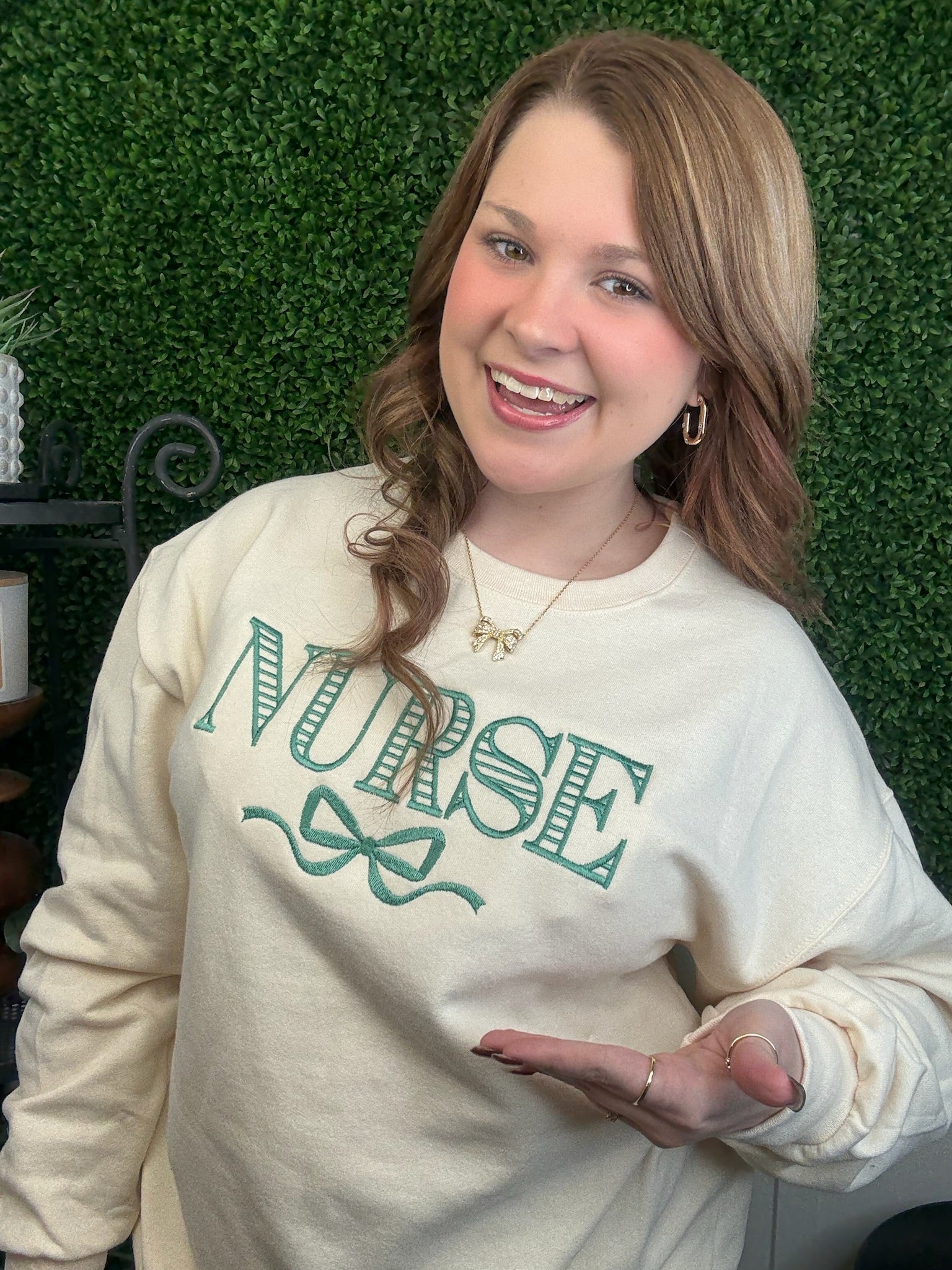 STRIPED "NURSE" W/BOW SWEATSHIRT - SWEET CREAM