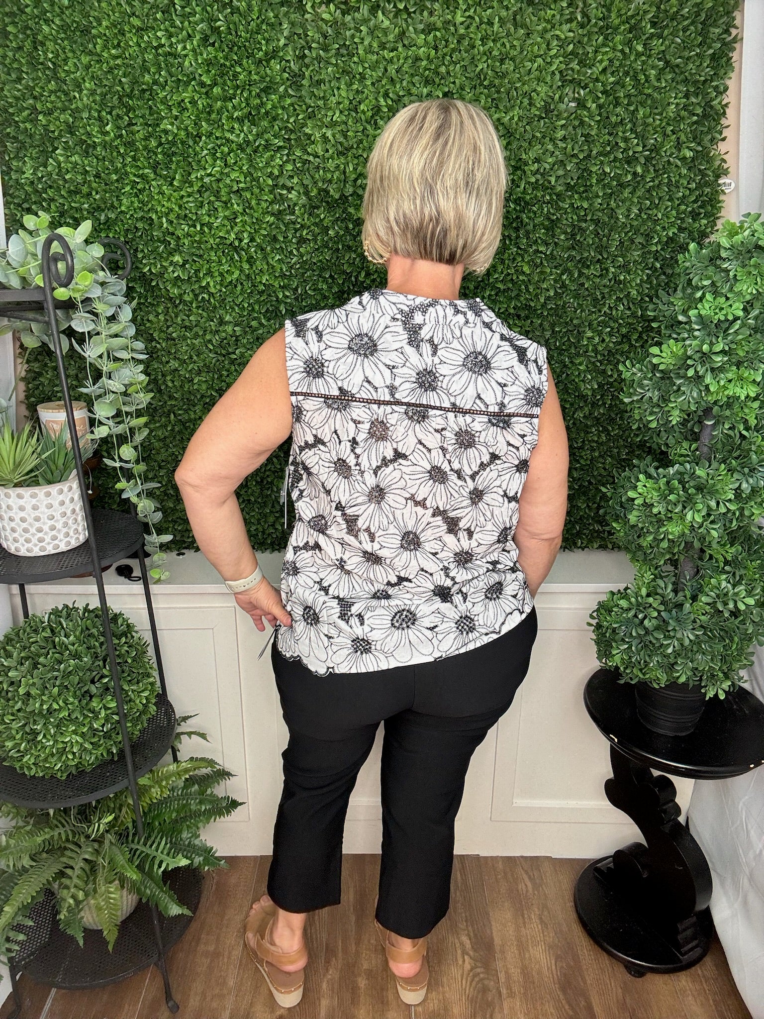 SLEEVELESS BUTTON FRONT BLOUSE - WHITE/BLACK