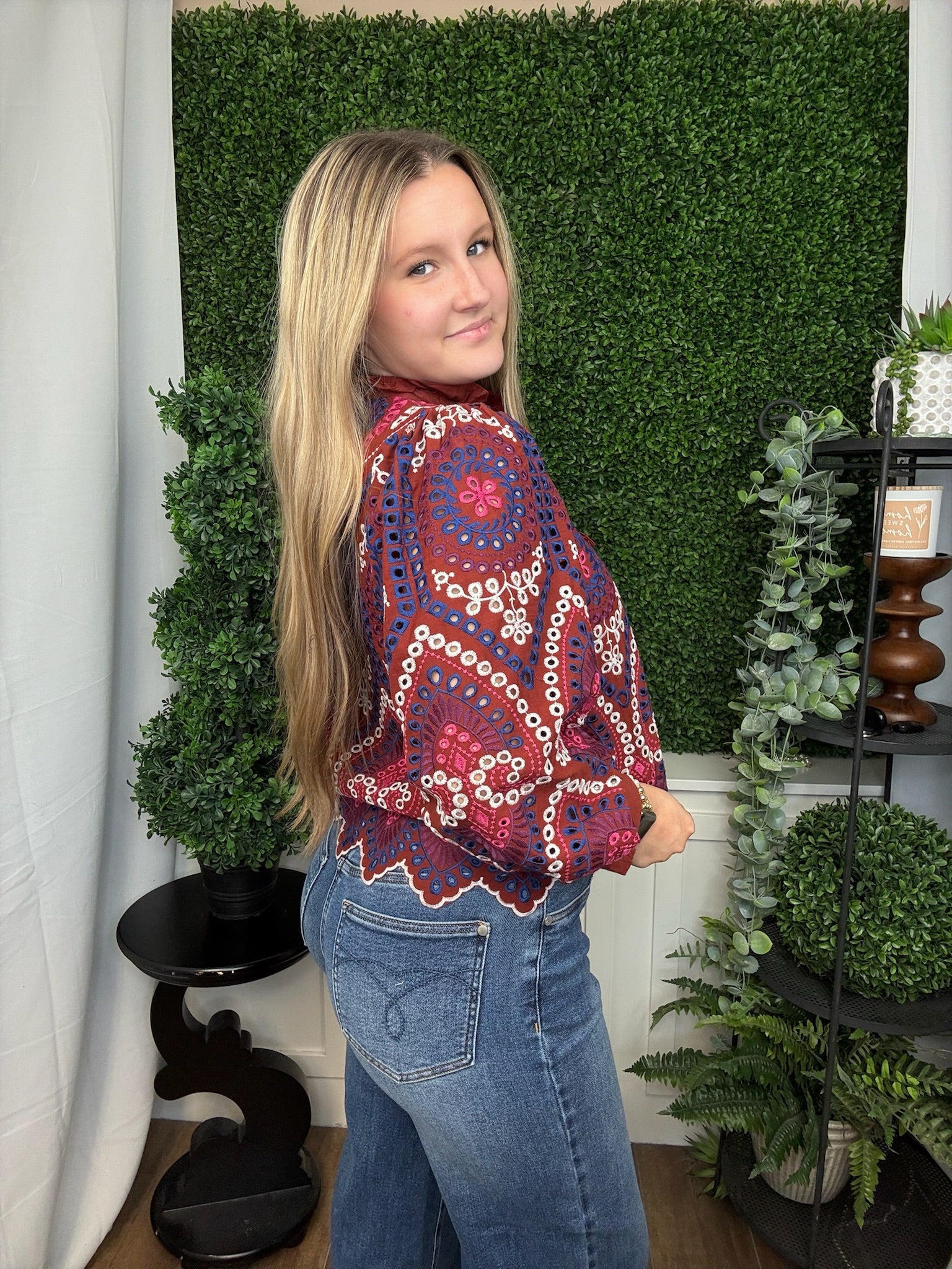 SCALLOP HEM RUFFLE COLLAR TOP - BRICK