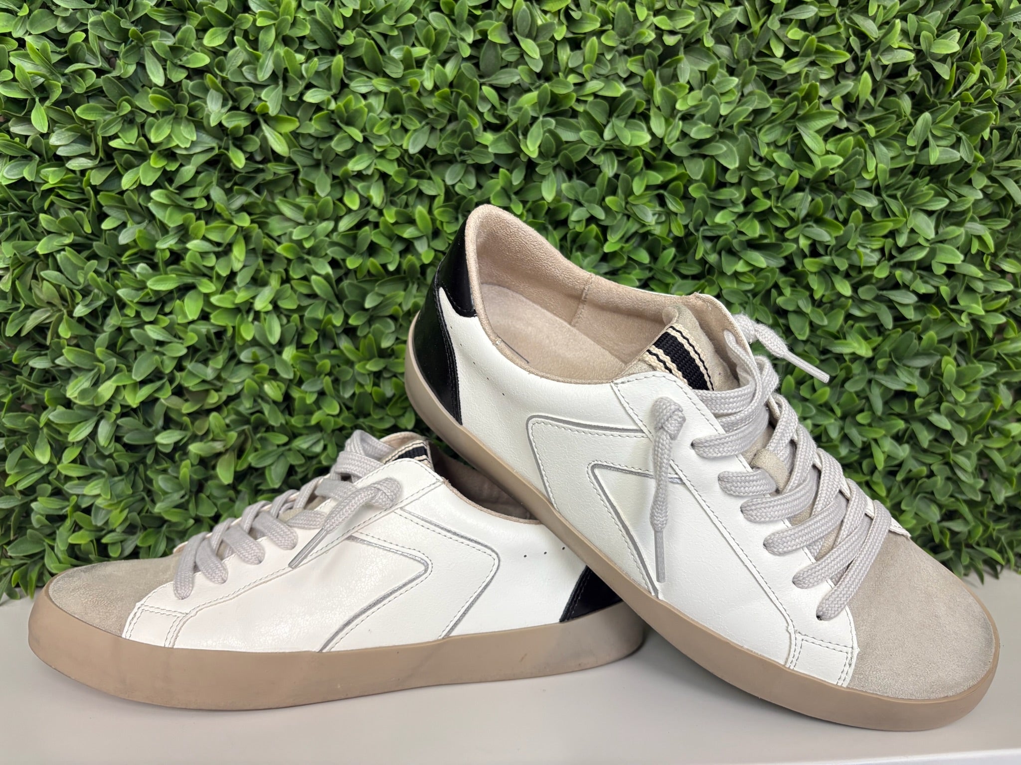 ROBBIE SNEAKER - BLACK AND WHITE