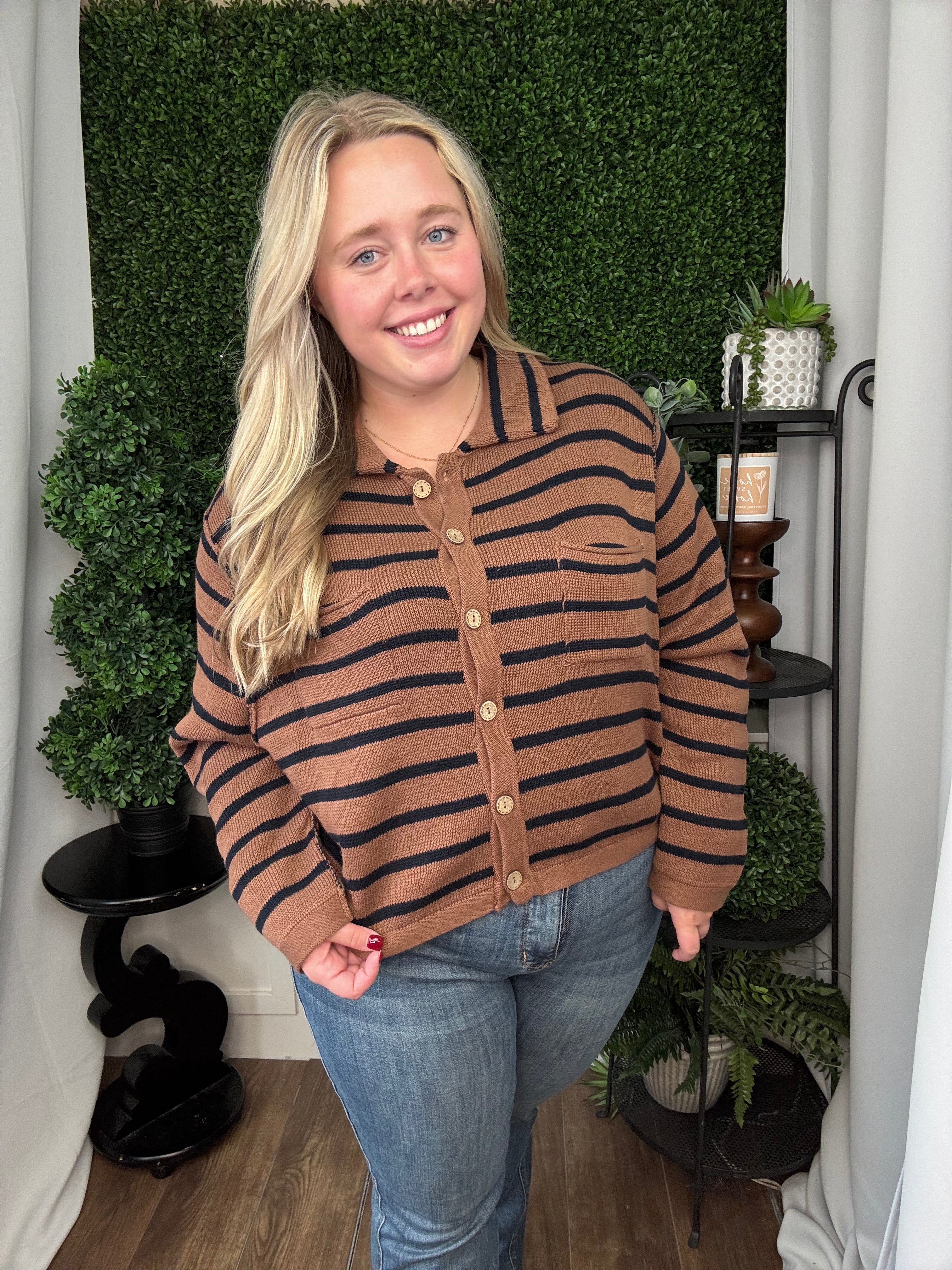 STRIPE COLLARED EXPOSED SEAM CARDIGAN - BROWN