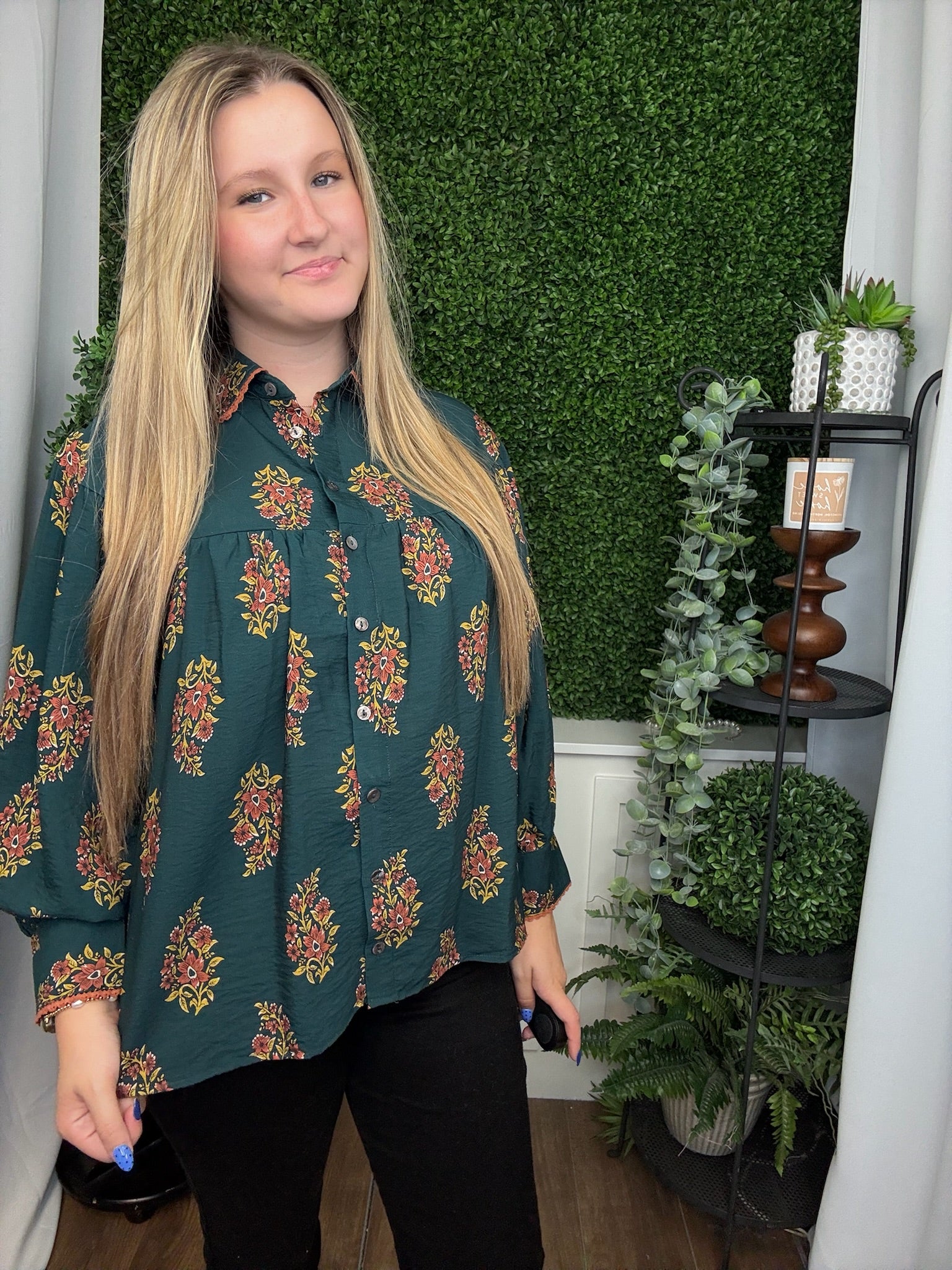 COLLERED BUTTON UP FLORAL PATTERN TOP - H. GREEN