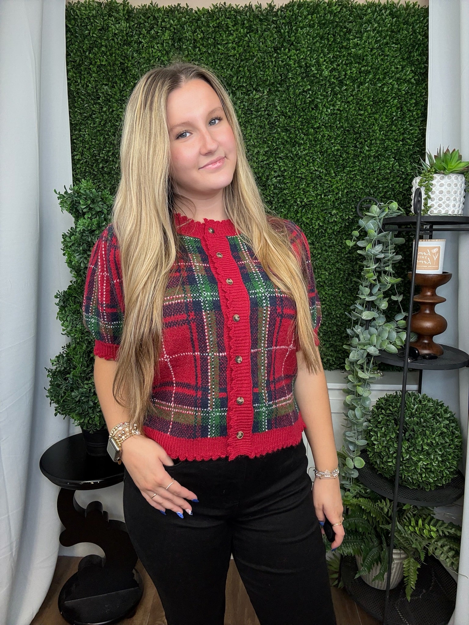 PLAID SHORT PUFF SLEEVE TOP W/SCALLOP NECKLINE - RED
