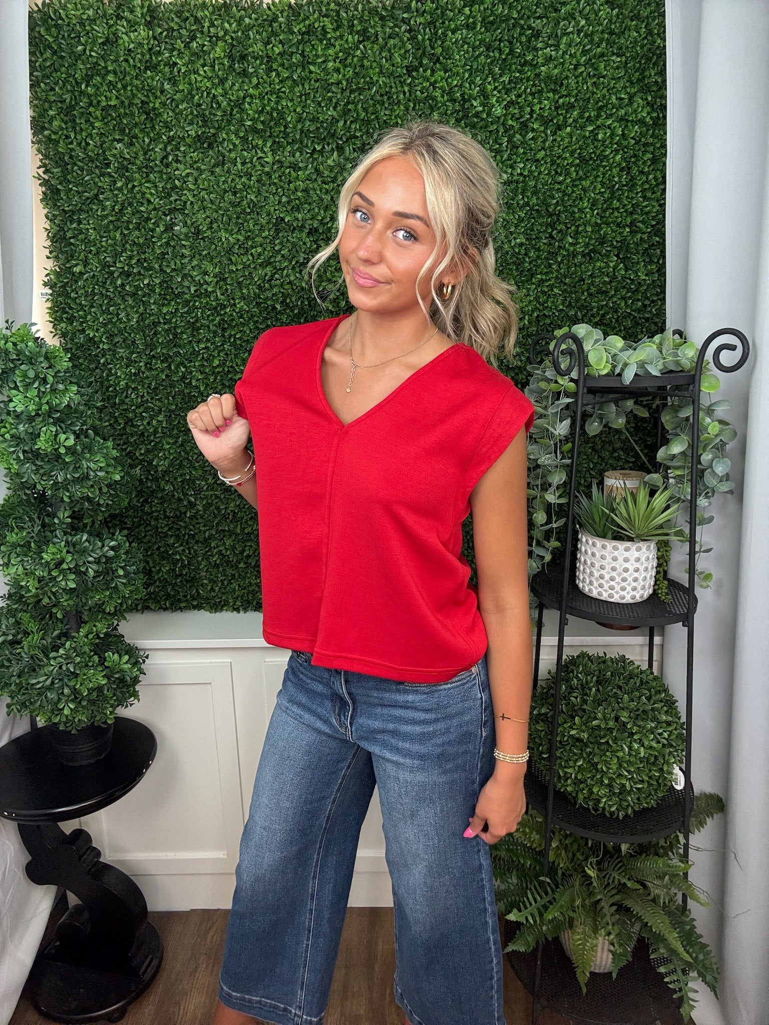 RED SLEEVELESS SOLID TOP