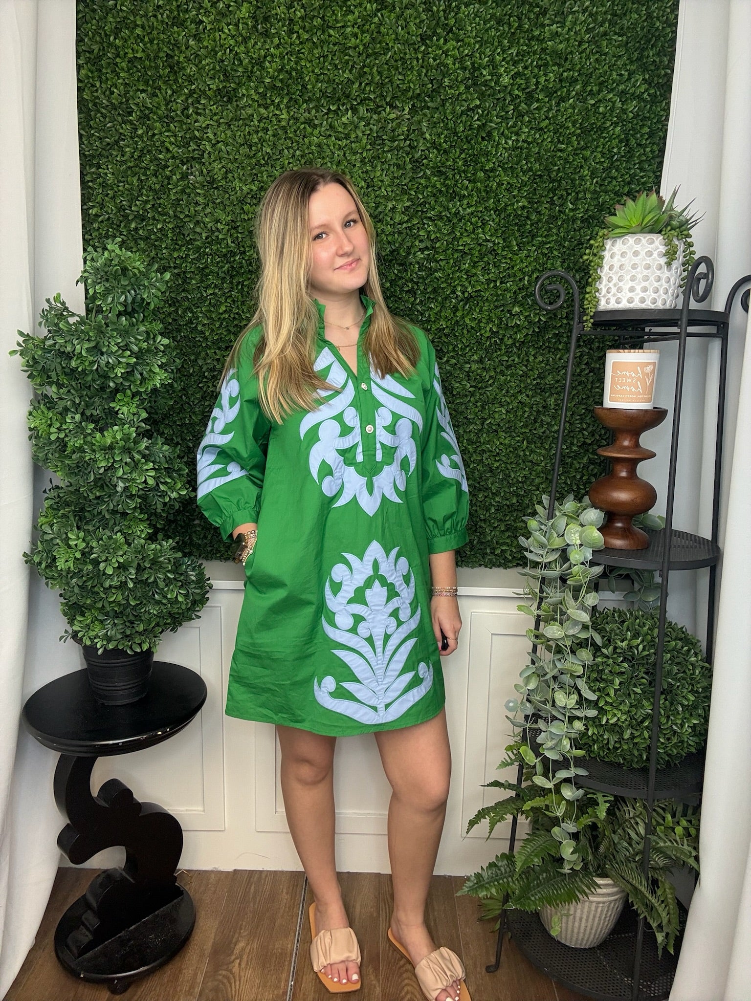 BAROQUE FLORAL APPLIQUE SHIFT DRESS - KELLY GREEN