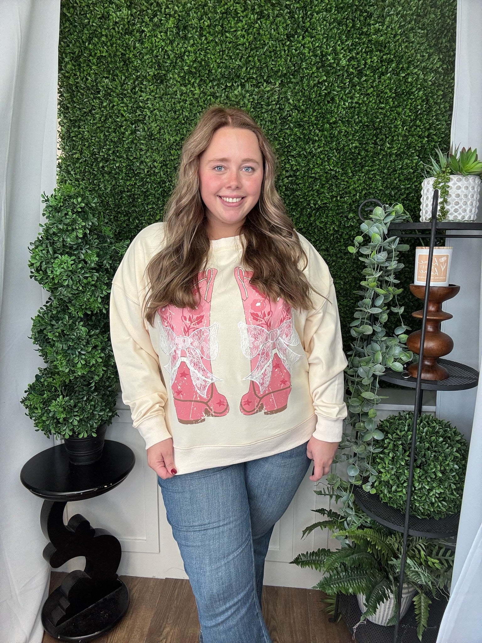 COWBOY BOOTS W/ BOW SWEATSHIRT - CREAM