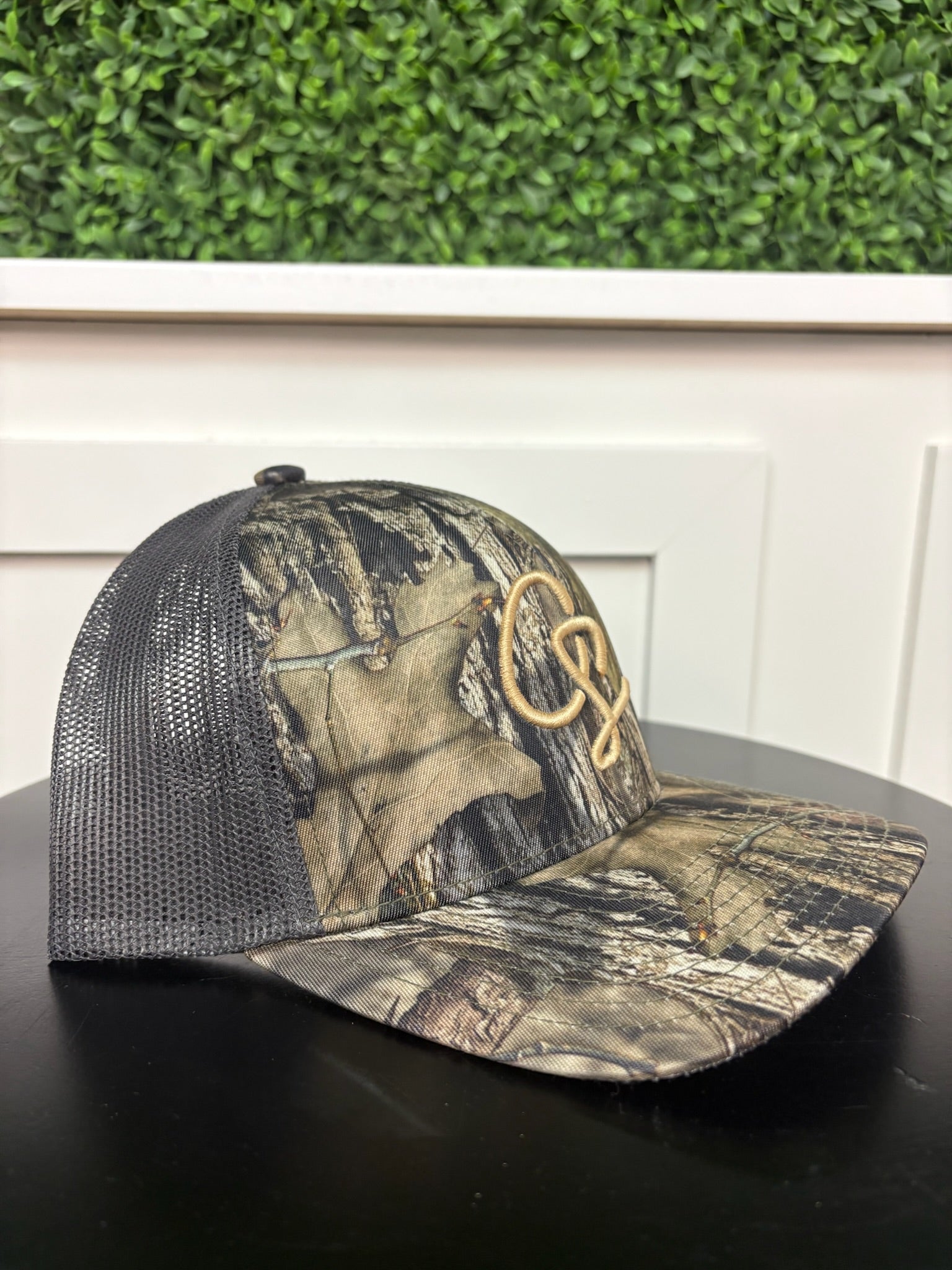 TRUCKER INITIALS BREAK UP COUNTRY/CHOC