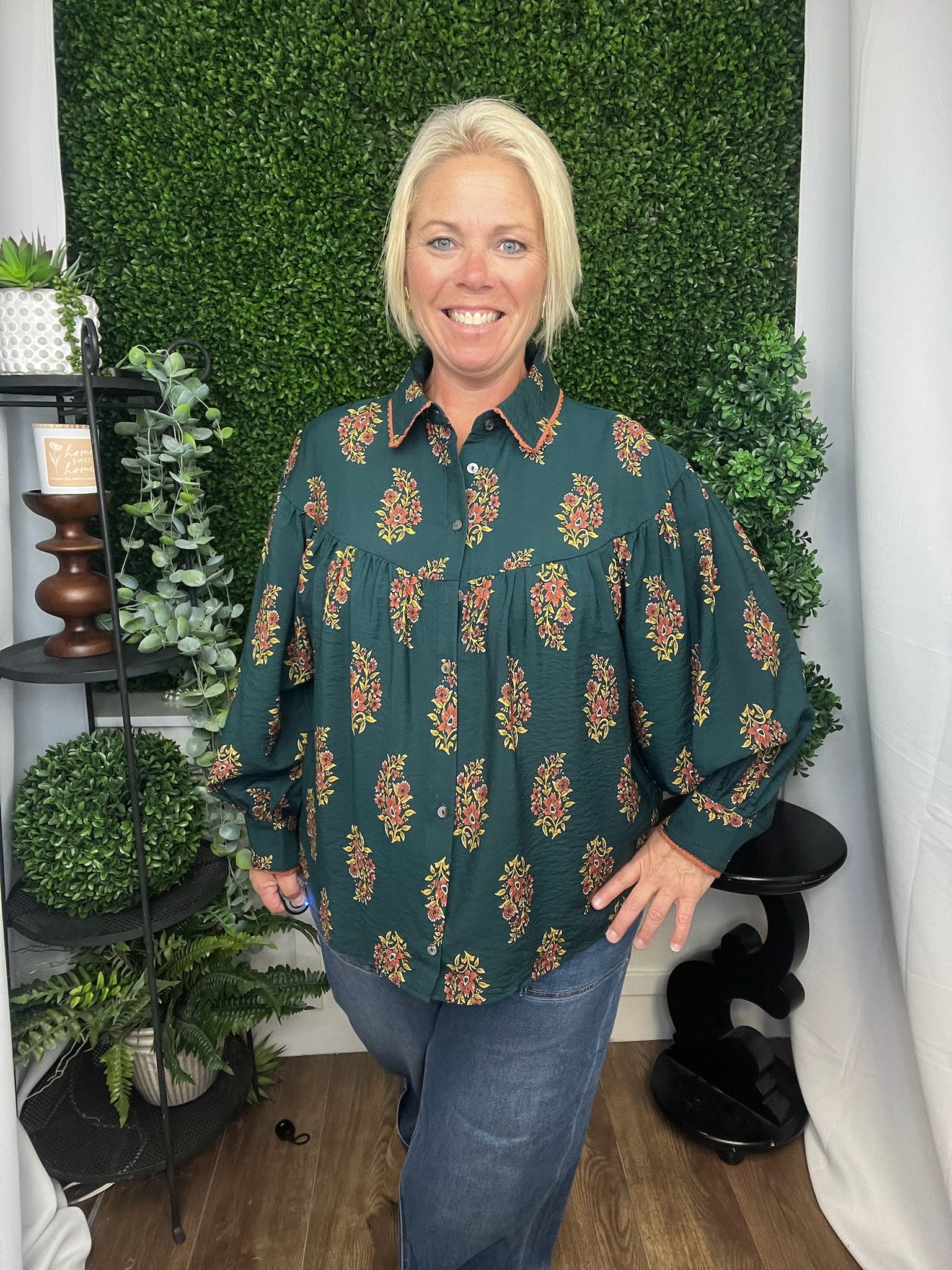 COLLERED BUTTON UP FLORAL PATTERN TOP - H. GREEN