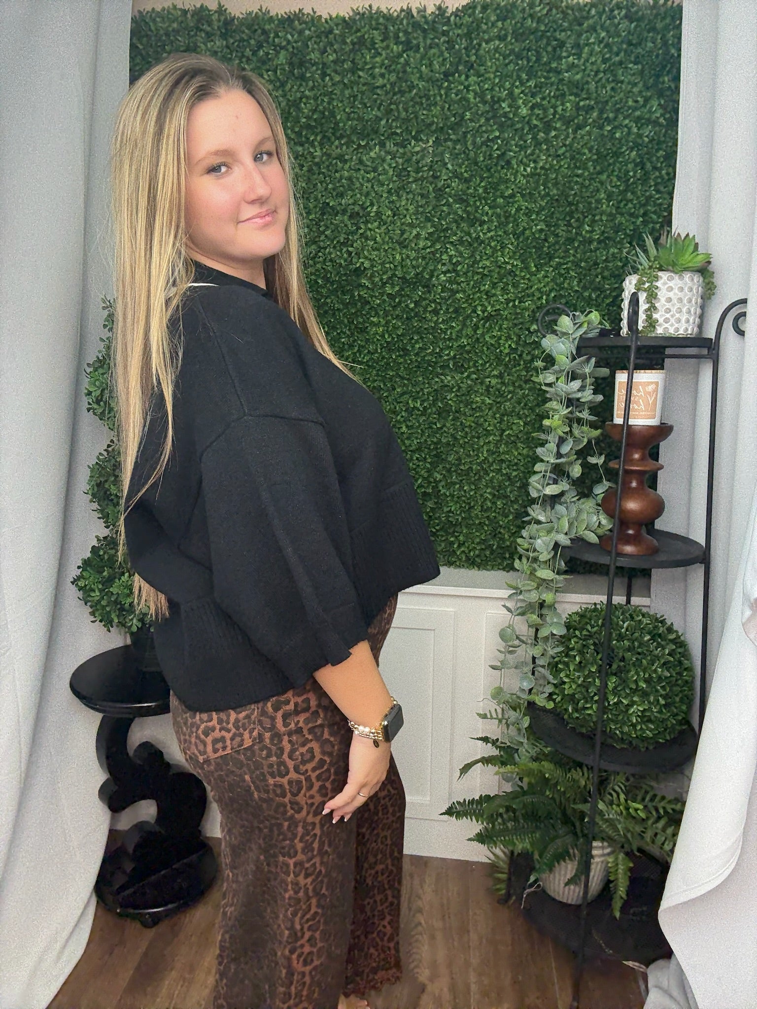 V-NECK COLOR TRIM TOP - BLACK