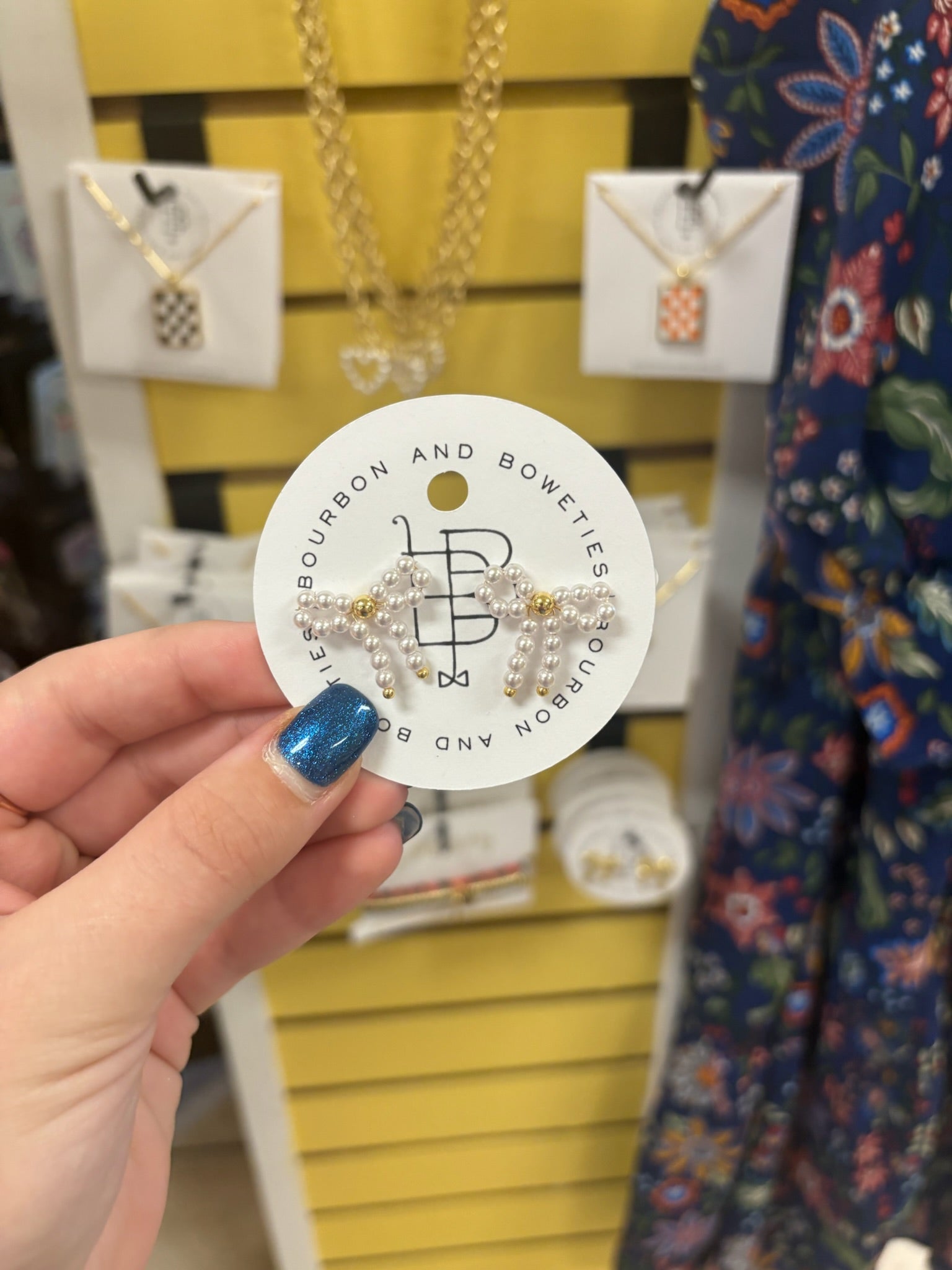 THE AVERY EARRING - PEARL BOW