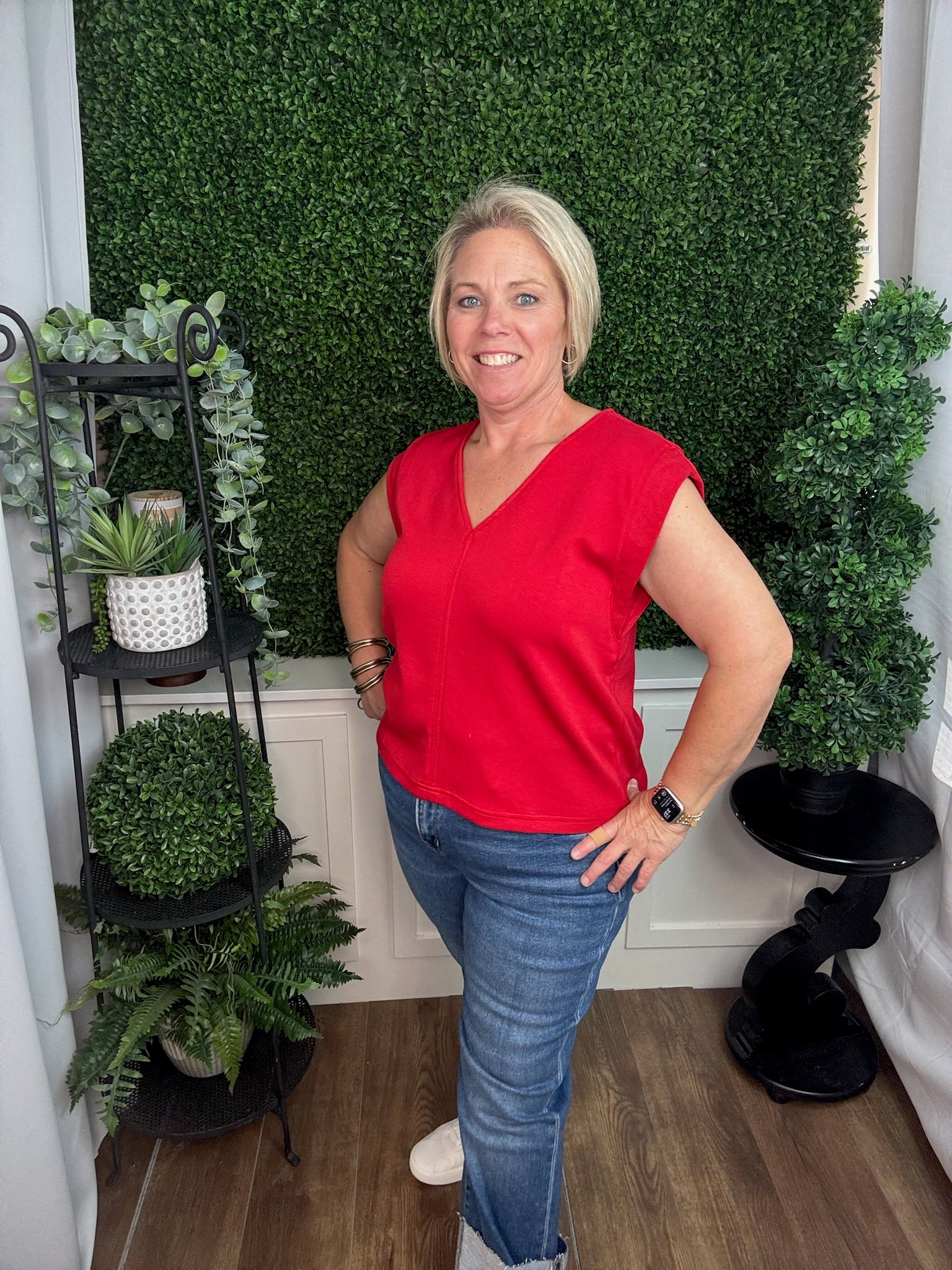 RED SLEEVELESS SOLID TOP