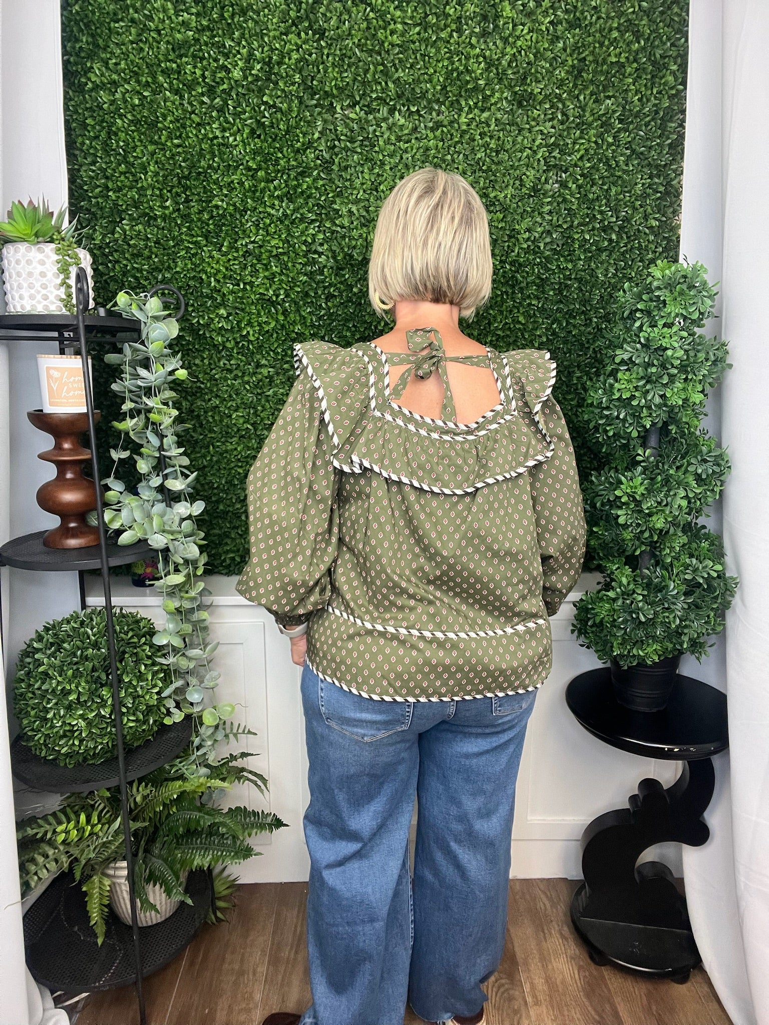 RUFFLED YOKE TIE BACK LS TOP - OLIVE MULTI