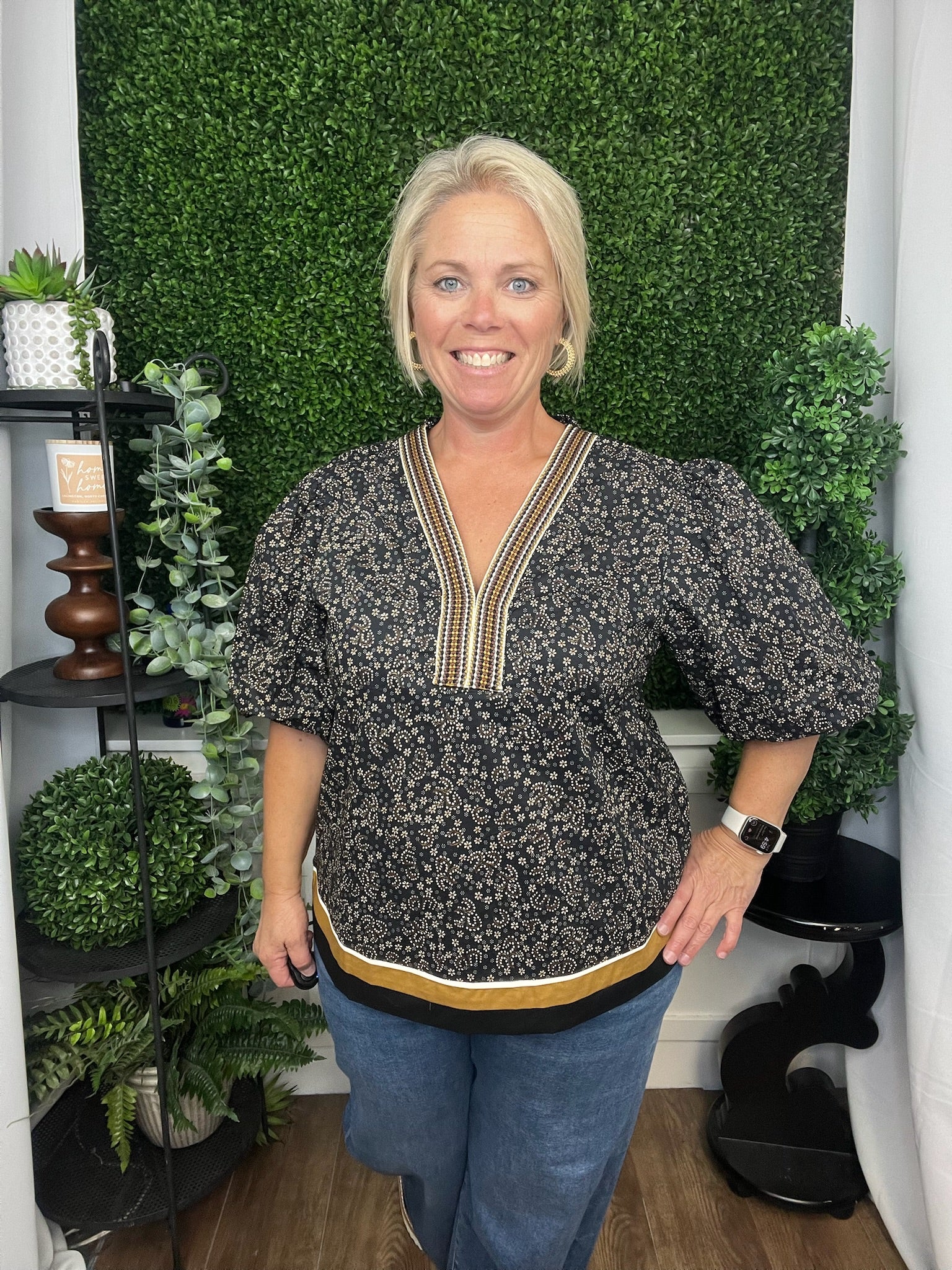 PUFF SLEEVE VNECK PRINTED TOP W/COLORBLOCK HEM - BLACK