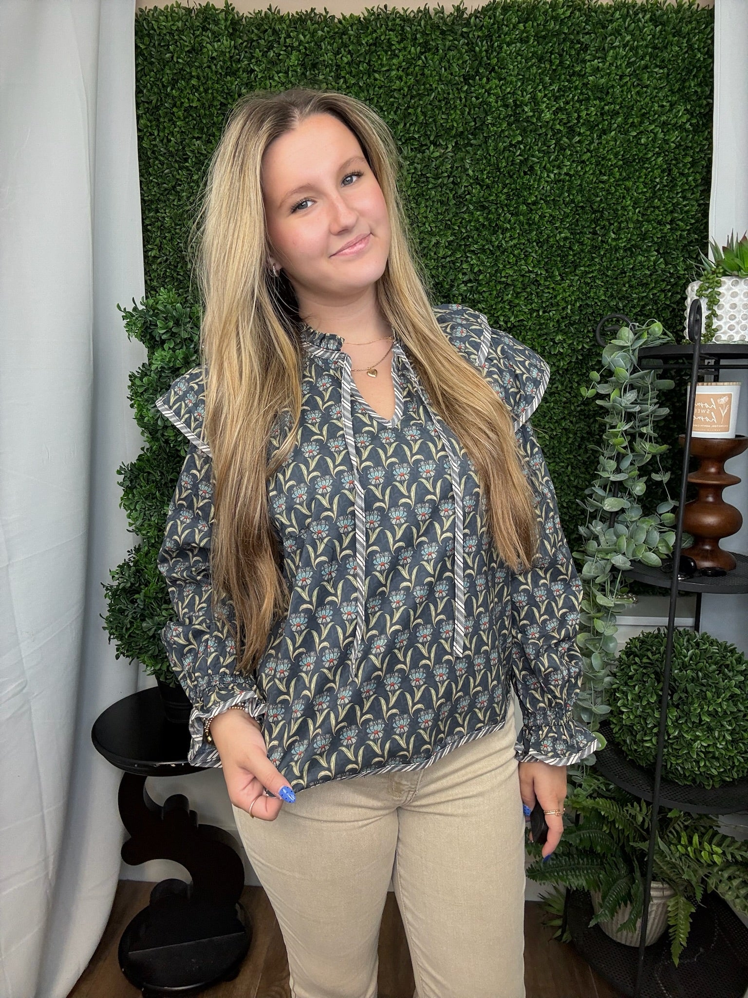 FLORAL FLUTTER SLV CONTRAST BINDING TOP - ASH BLACK