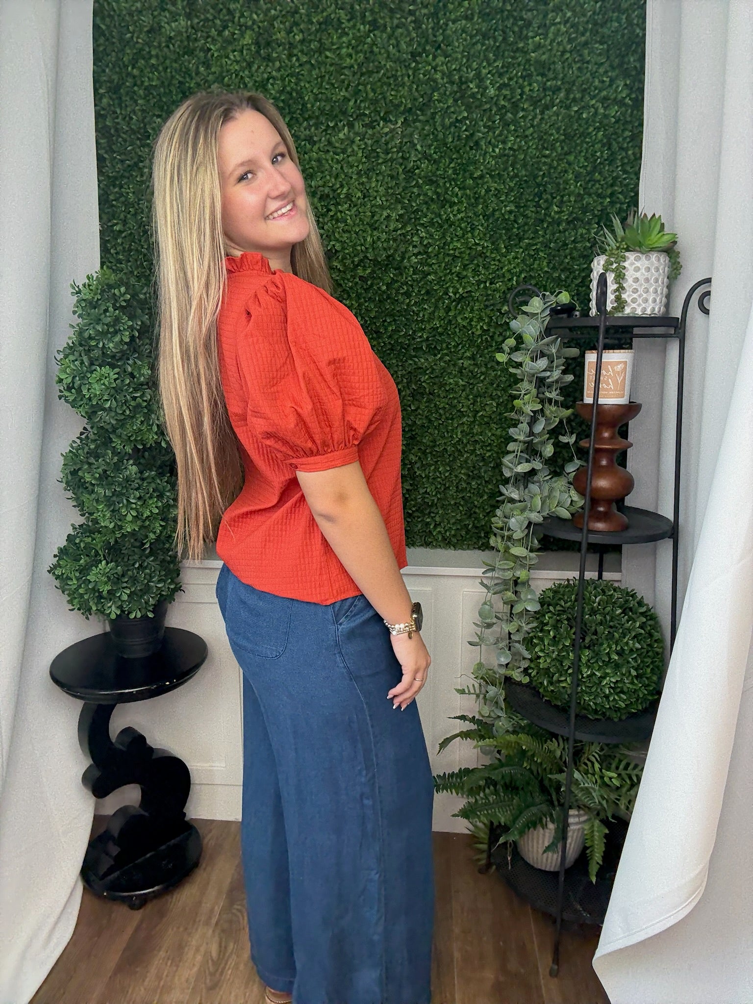 RUFFLE V-NECK PUFF SLEEVE TOP - RUST