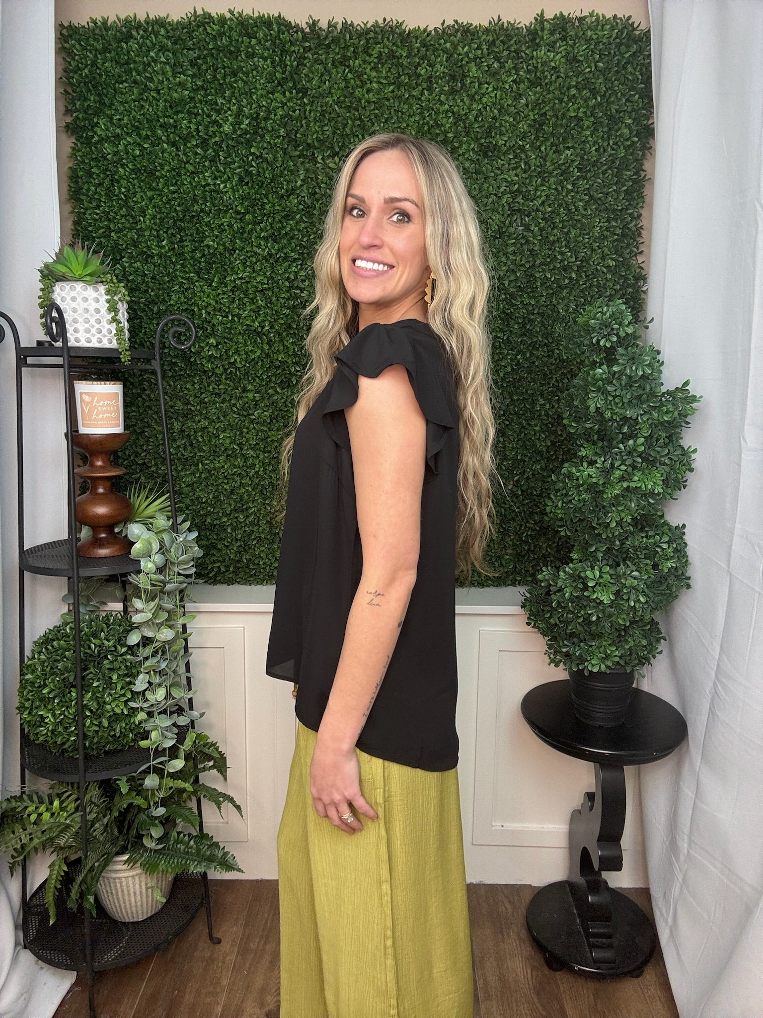 BLACK RUFFLE SLEEVE TOP