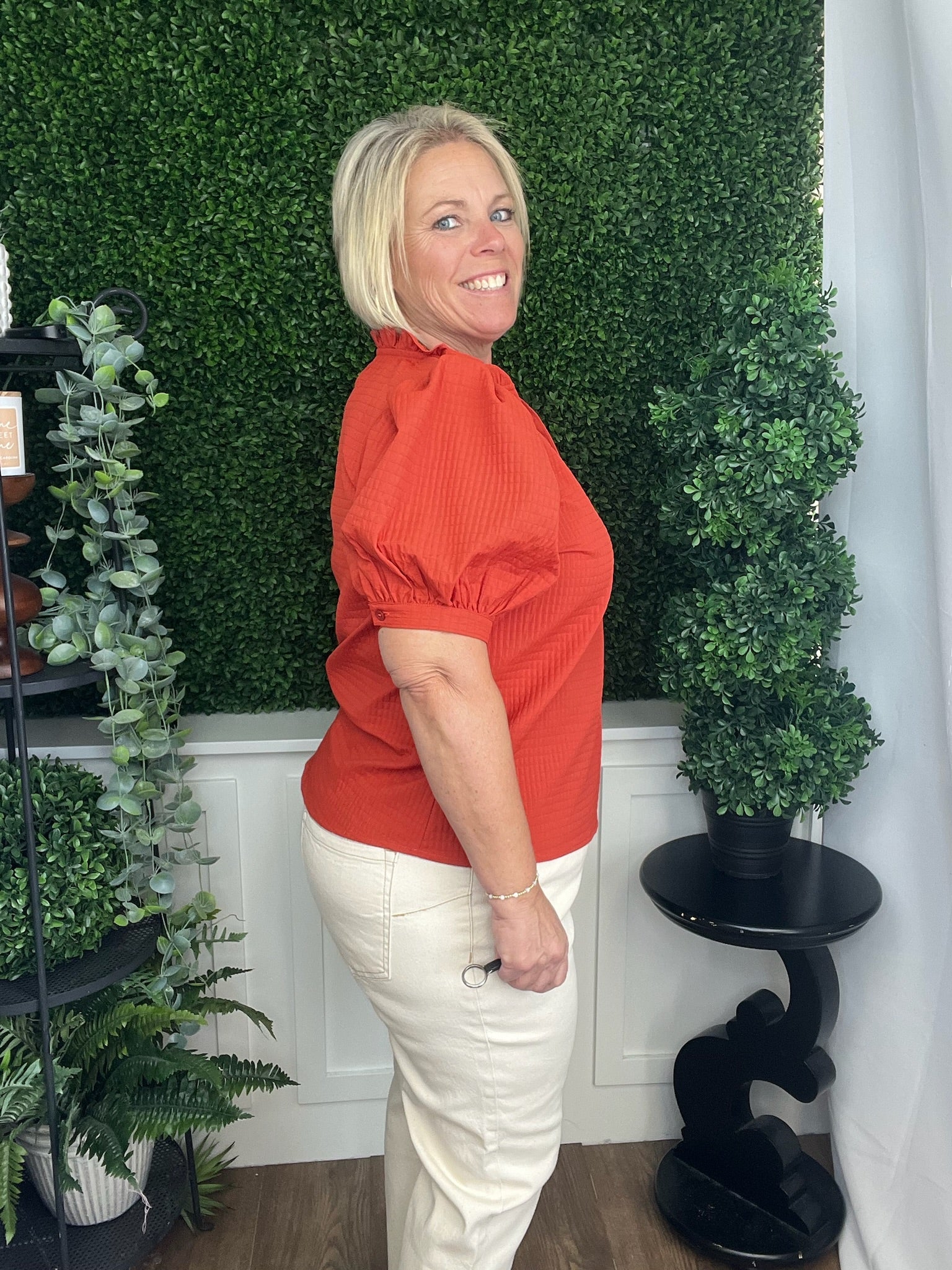 RUFFLE V-NECK PUFF SLEEVE TOP - RUST