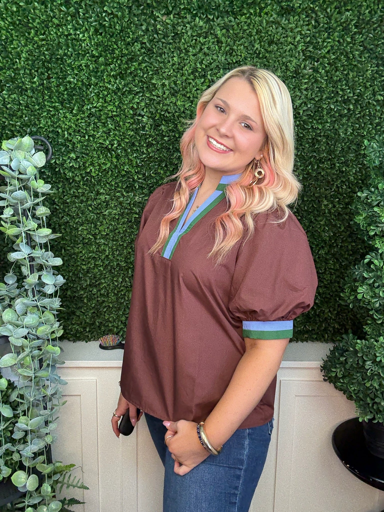 SOLID SHORT BUBBLE SLEEVE TOP - CHOCOLATE