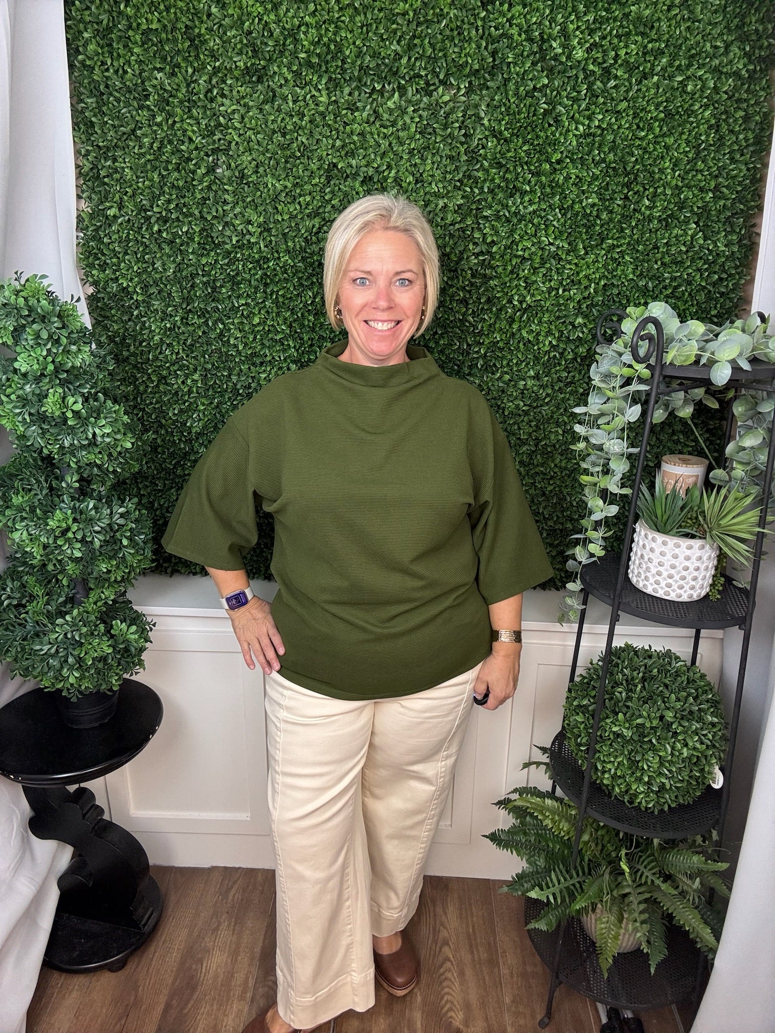 MOCK TURTLENECK SHORT SLEEVE PULLOVER TOP - CAMEL/OLIVE