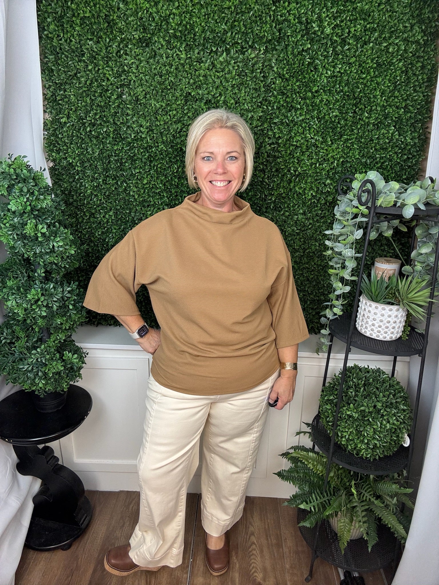 MOCK TURTLENECK SHORT SLEEVE PULLOVER TOP - CAMEL/OLIVE