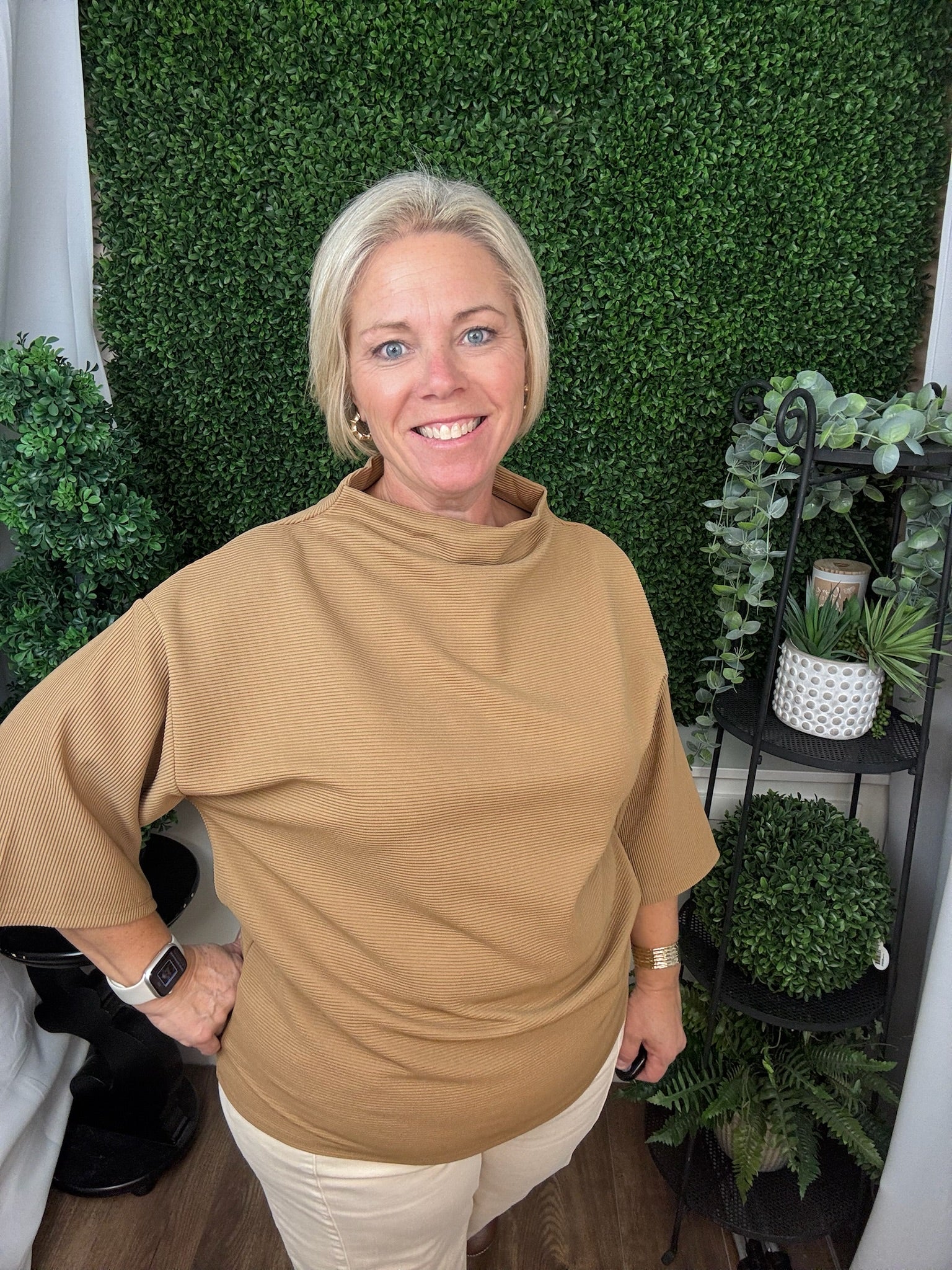 MOCK TURTLENECK SHORT SLEEVE PULLOVER TOP - CAMEL/OLIVE