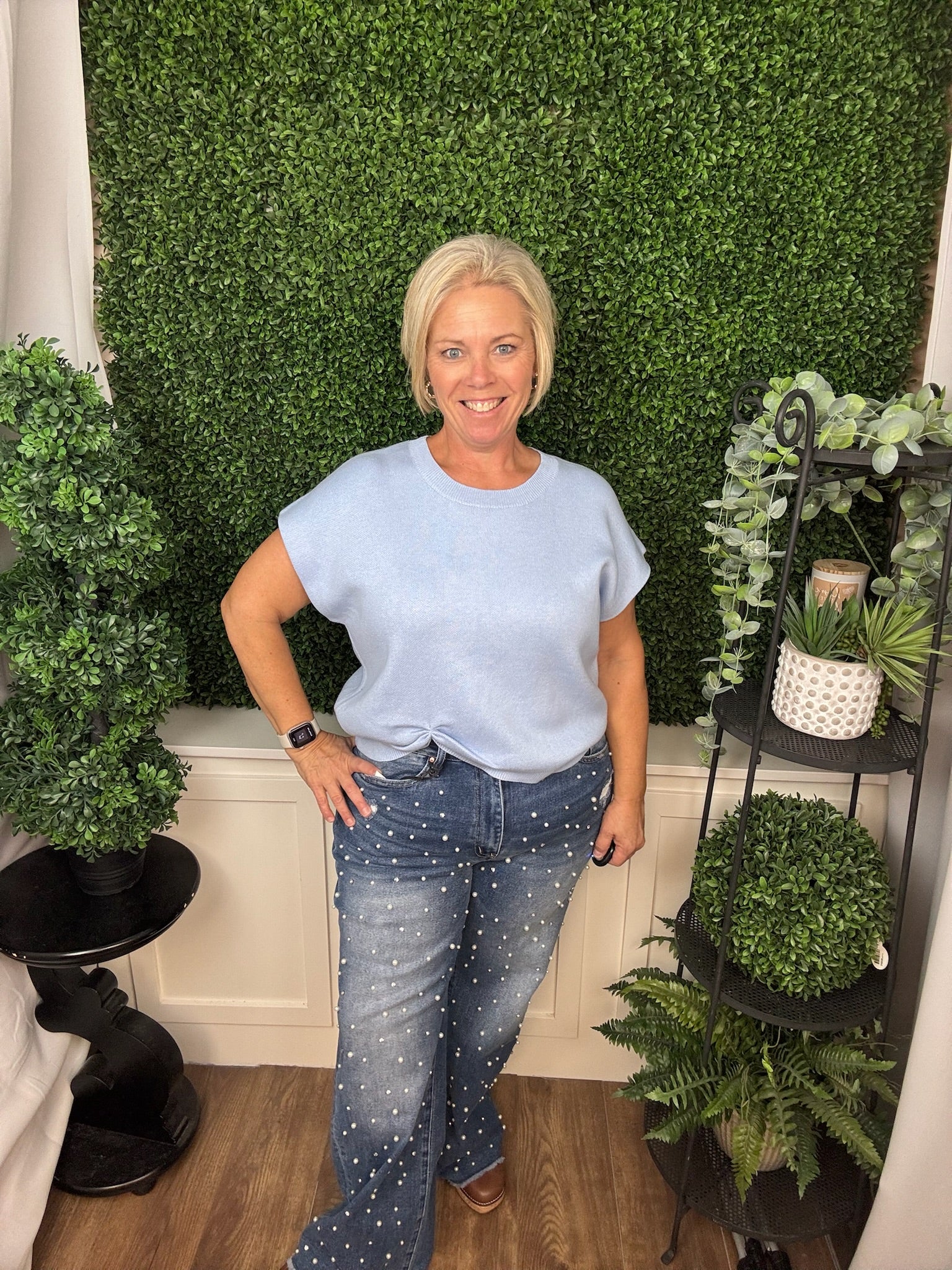 SHORT SLEEVE CREW NECK KNIT SWEATER WITH RUCHED HEM - SKY BLUE/CHAMPAGNE