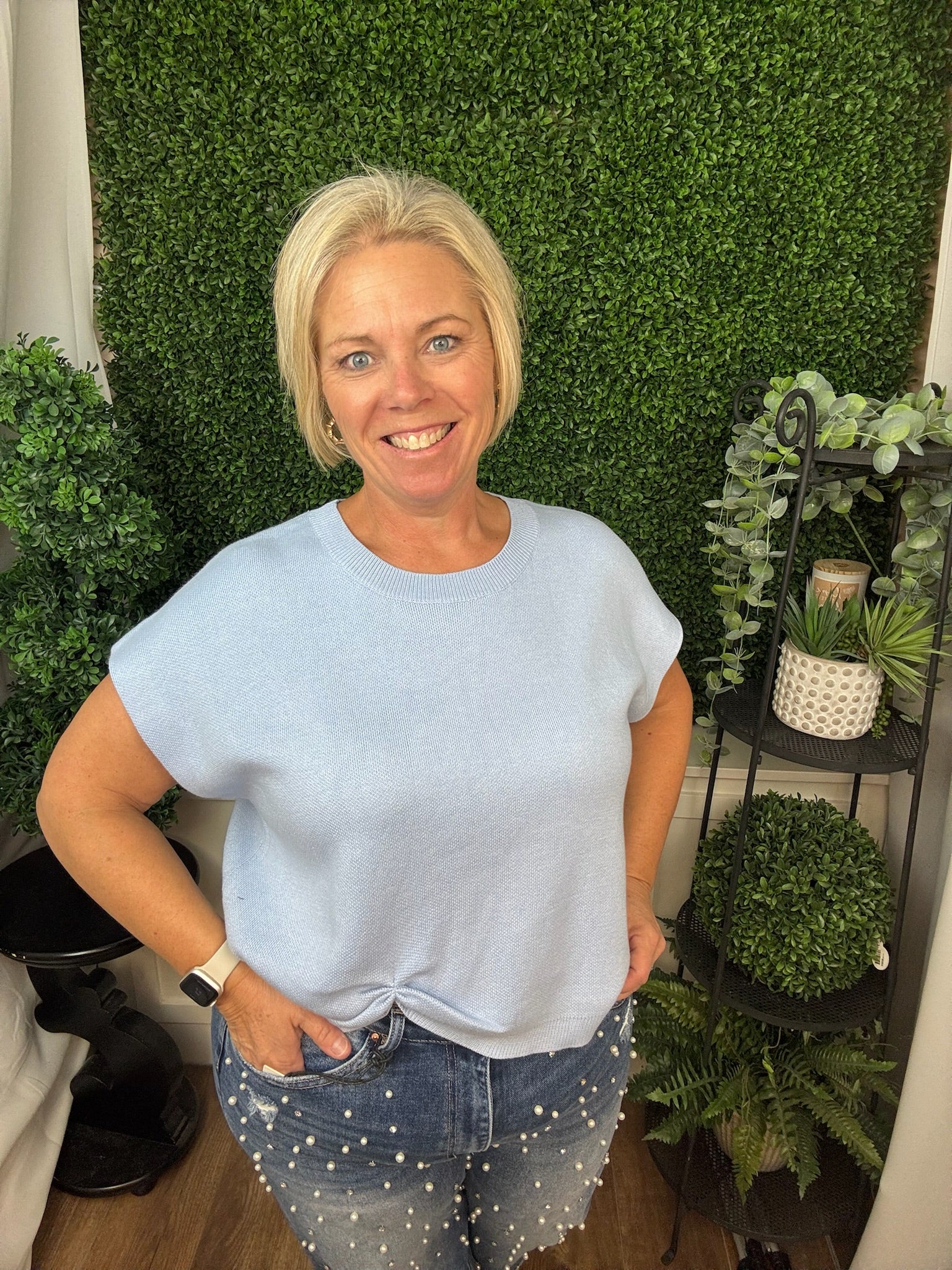 SHORT SLEEVE CREW NECK KNIT SWEATER WITH RUCHED HEM - SKY BLUE/CHAMPAGNE