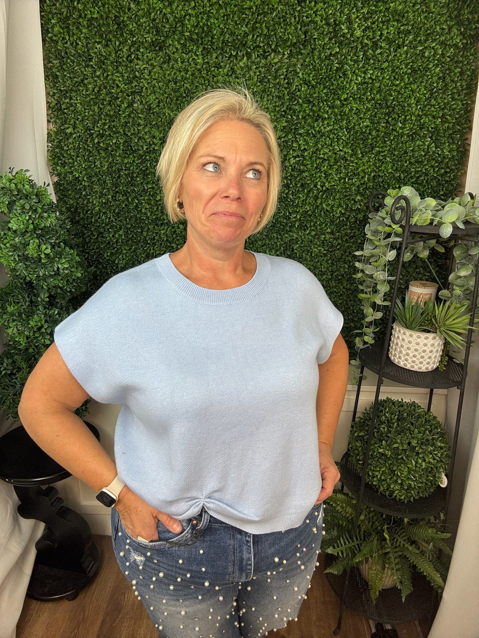 SHORT SLEEVE CREW NECK KNIT SWEATER WITH RUCHED HEM - SKY BLUE/CHAMPAGNE