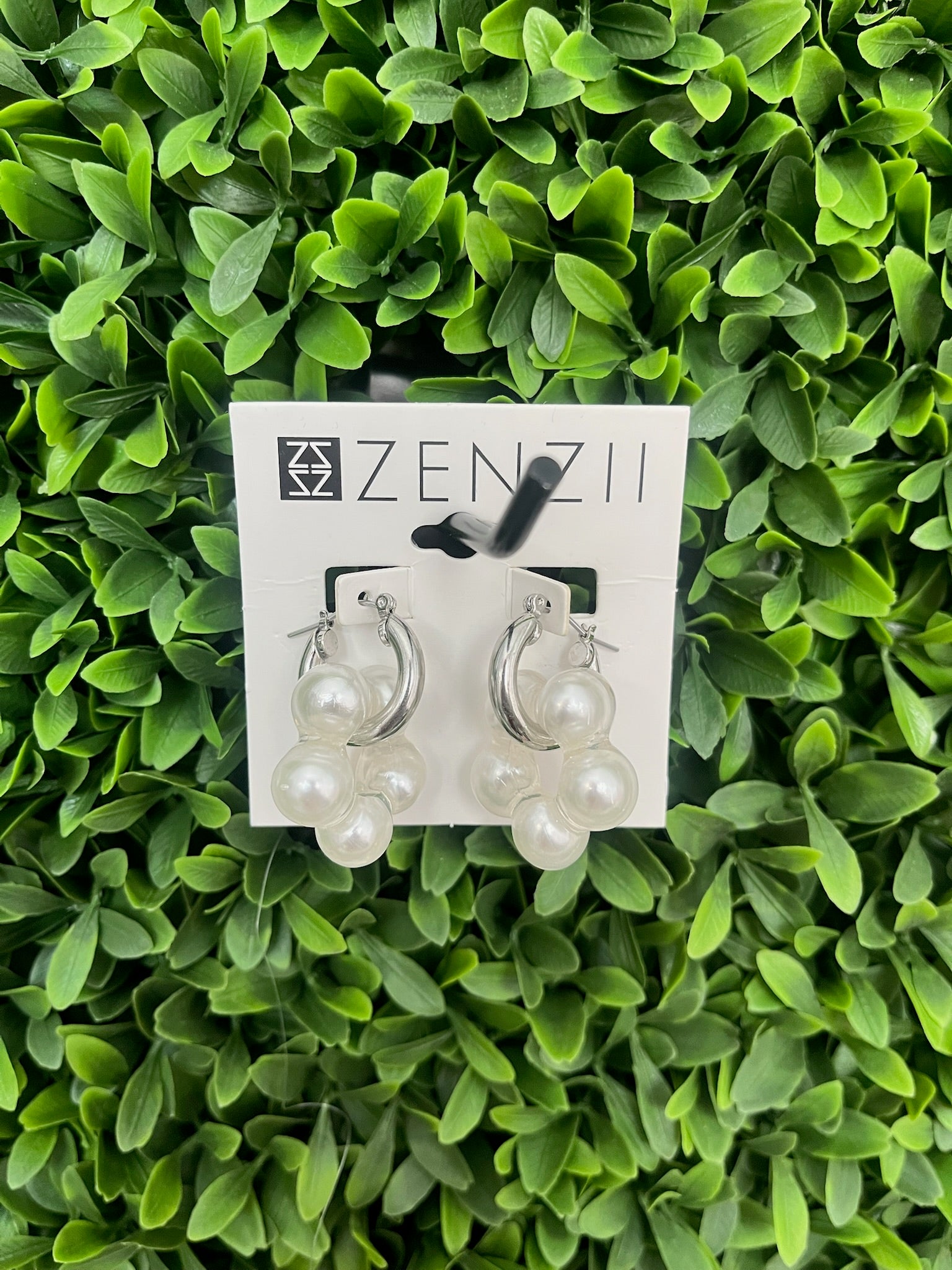 2-IN-1 LUCITE COVERED PEARL FLOWER CHARM HOOP EARRING - SILVER/PEARL