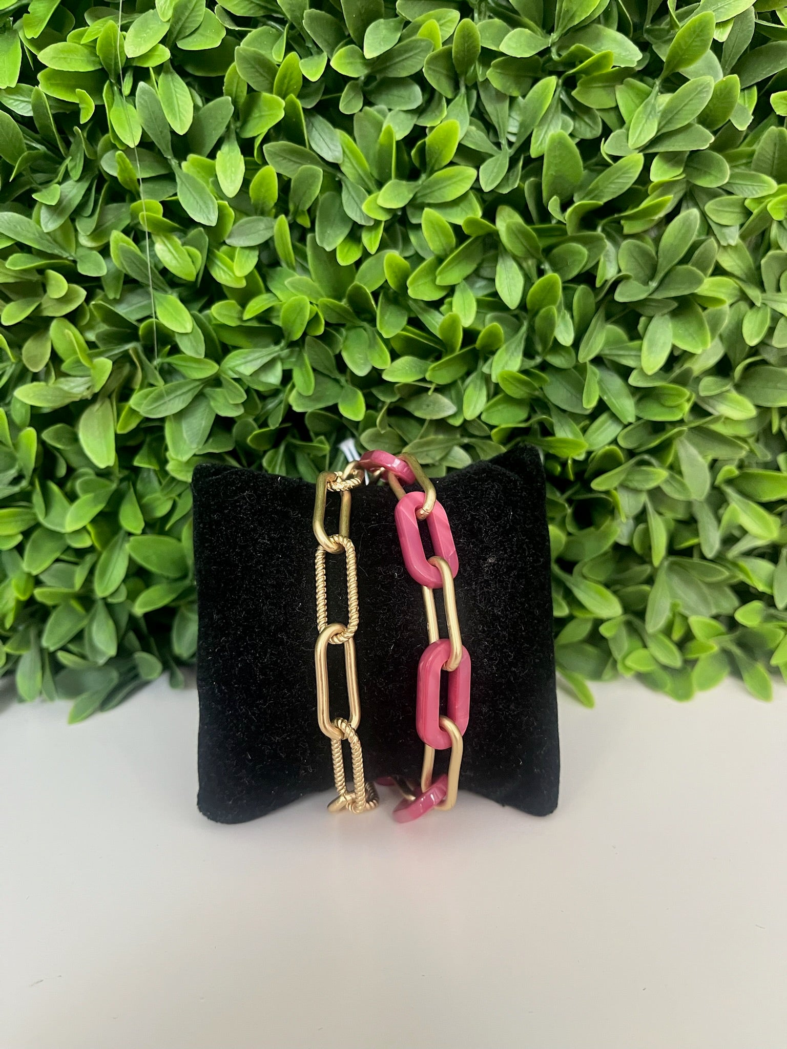 MARBLED RESIN/PAPERCLIP CHAIN BRACELET W/TOGGLE CLOSURE