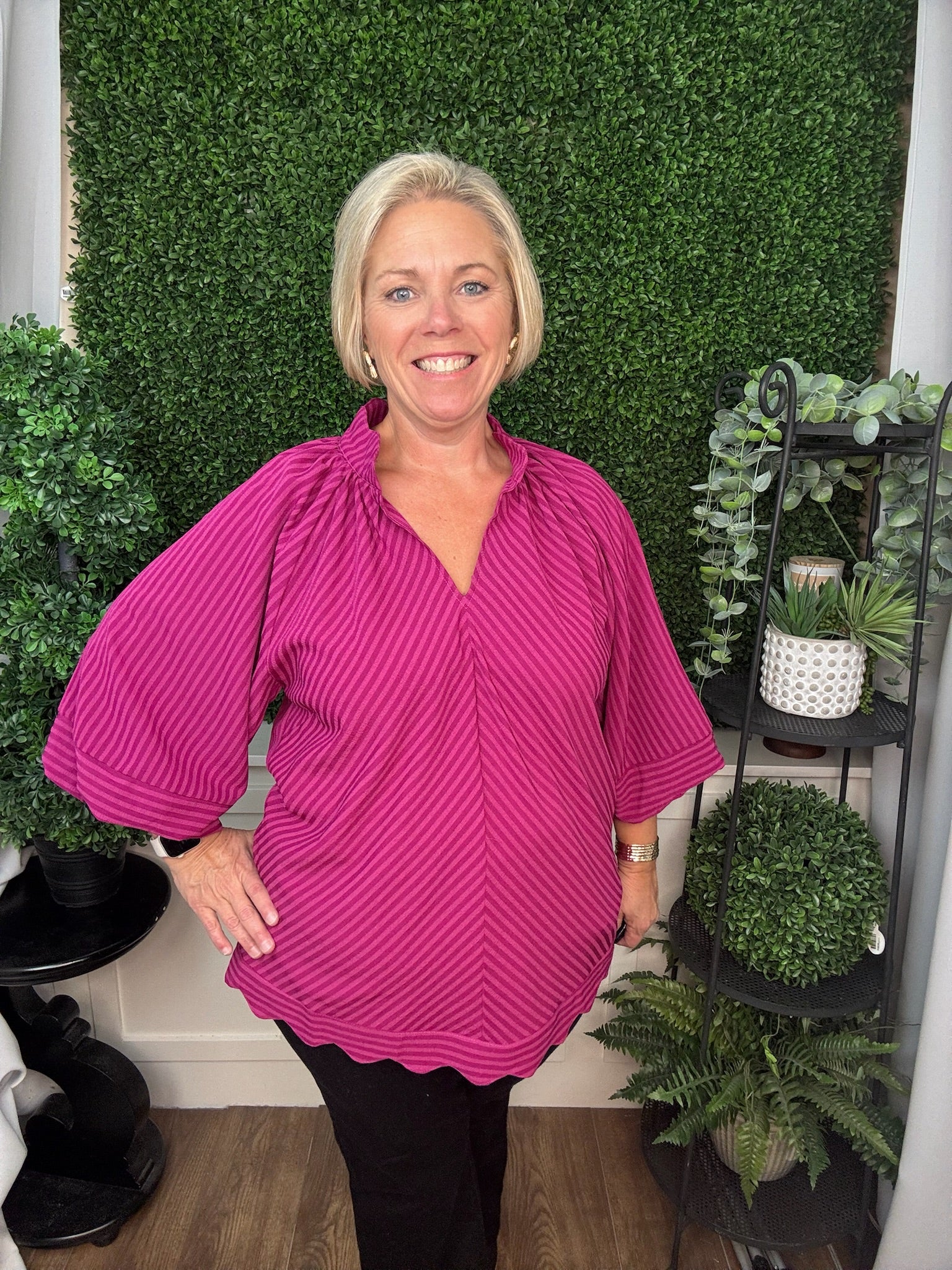 SLEEVE LINING STRIPED SEERSUCKER V-SLIT NECK TOP WITH BUBBLE SLEEVE - MAGENTA