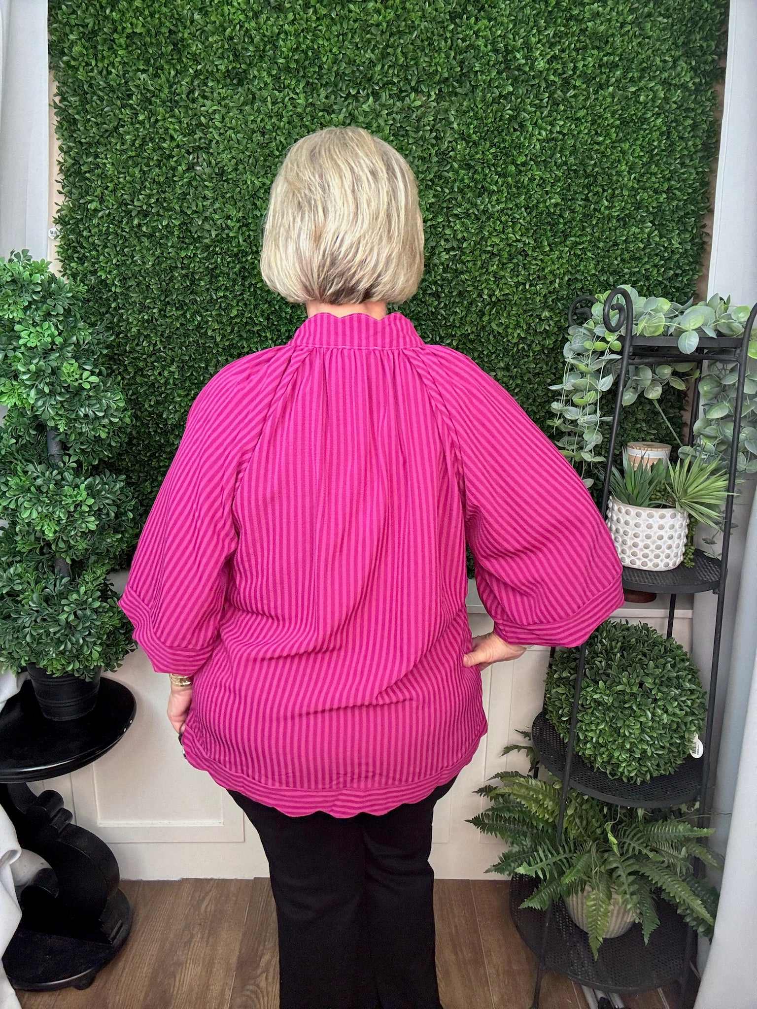 SLEEVE LINING STRIPED SEERSUCKER V-SLIT NECK TOP WITH BUBBLE SLEEVE - MAGENTA