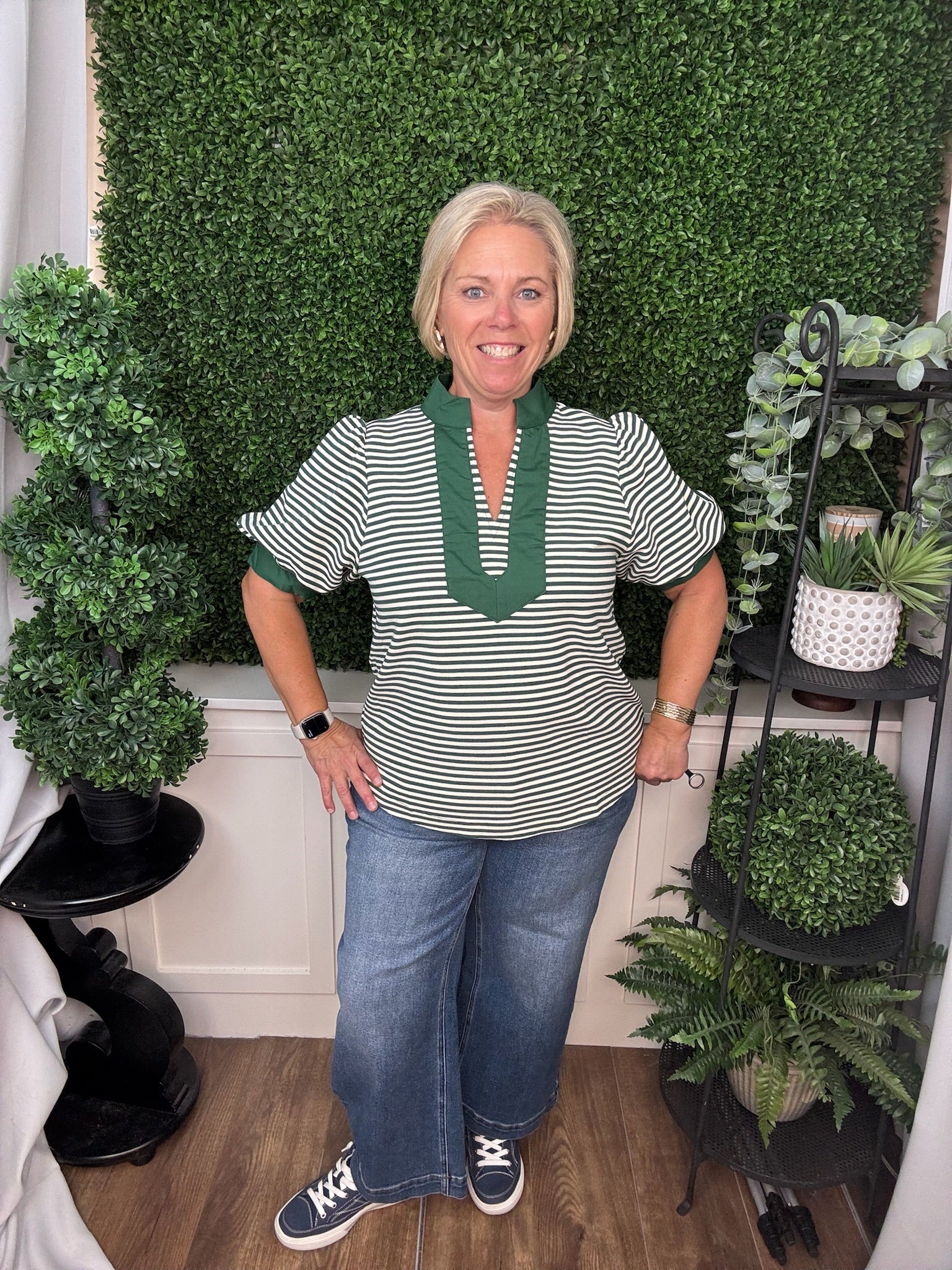 SHORT SLEEVE COLLARED STRIPED WOVEN TOP WITH RUFFLE CUFFS - HUNTER GREEN/BURGUNDY