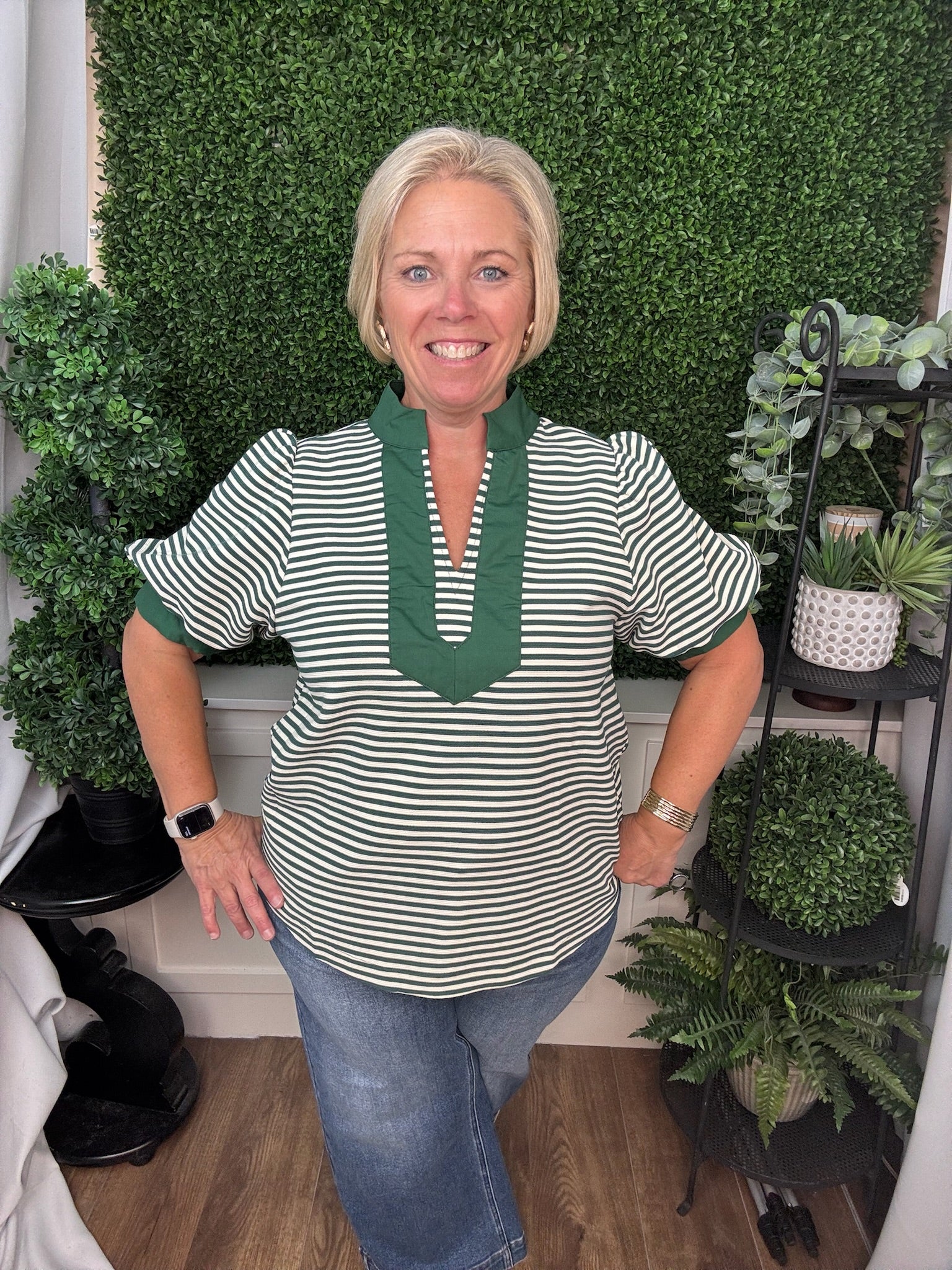 SHORT SLEEVE COLLARED STRIPED WOVEN TOP WITH RUFFLE CUFFS - HUNTER GREEN/BURGUNDY