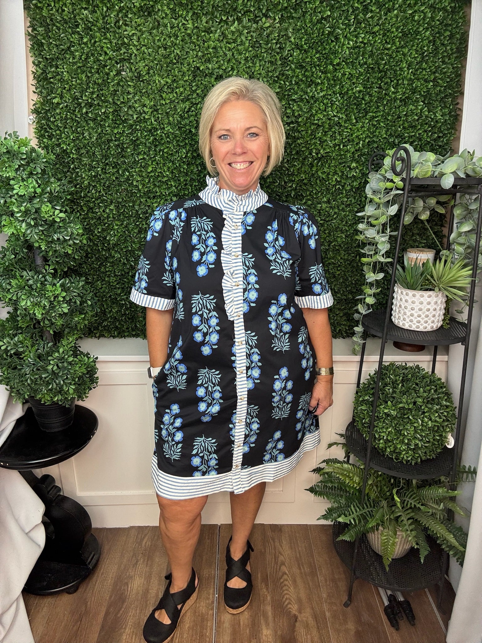 SHORT SLEEVE RUFFLED NECK BUTTON DOWN PRINTED MINI DRESS WITH POCKETS - BLACK W/ BLUE