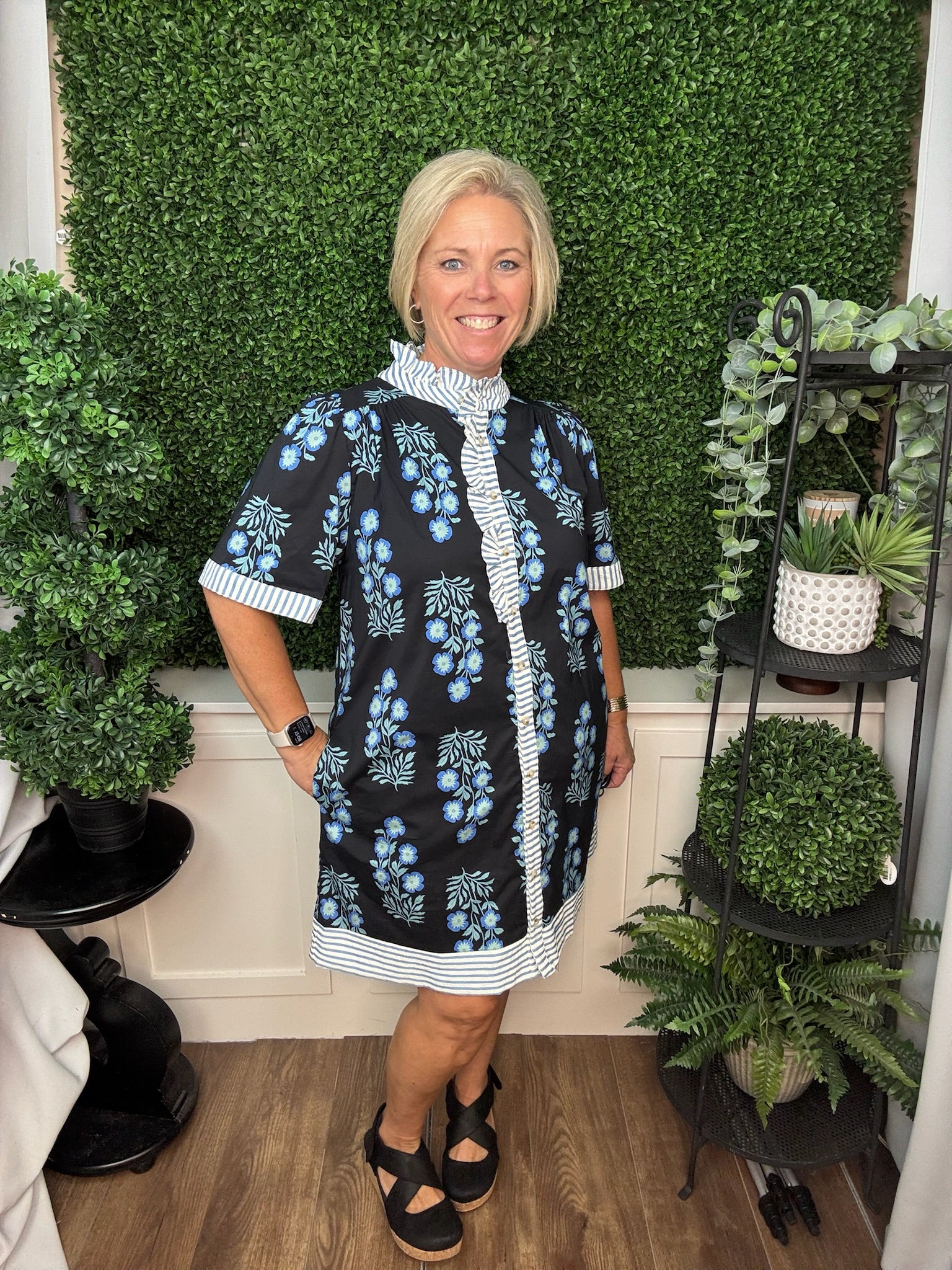 SHORT SLEEVE RUFFLED NECK BUTTON DOWN PRINTED MINI DRESS WITH POCKETS - BLACK W/ BLUE