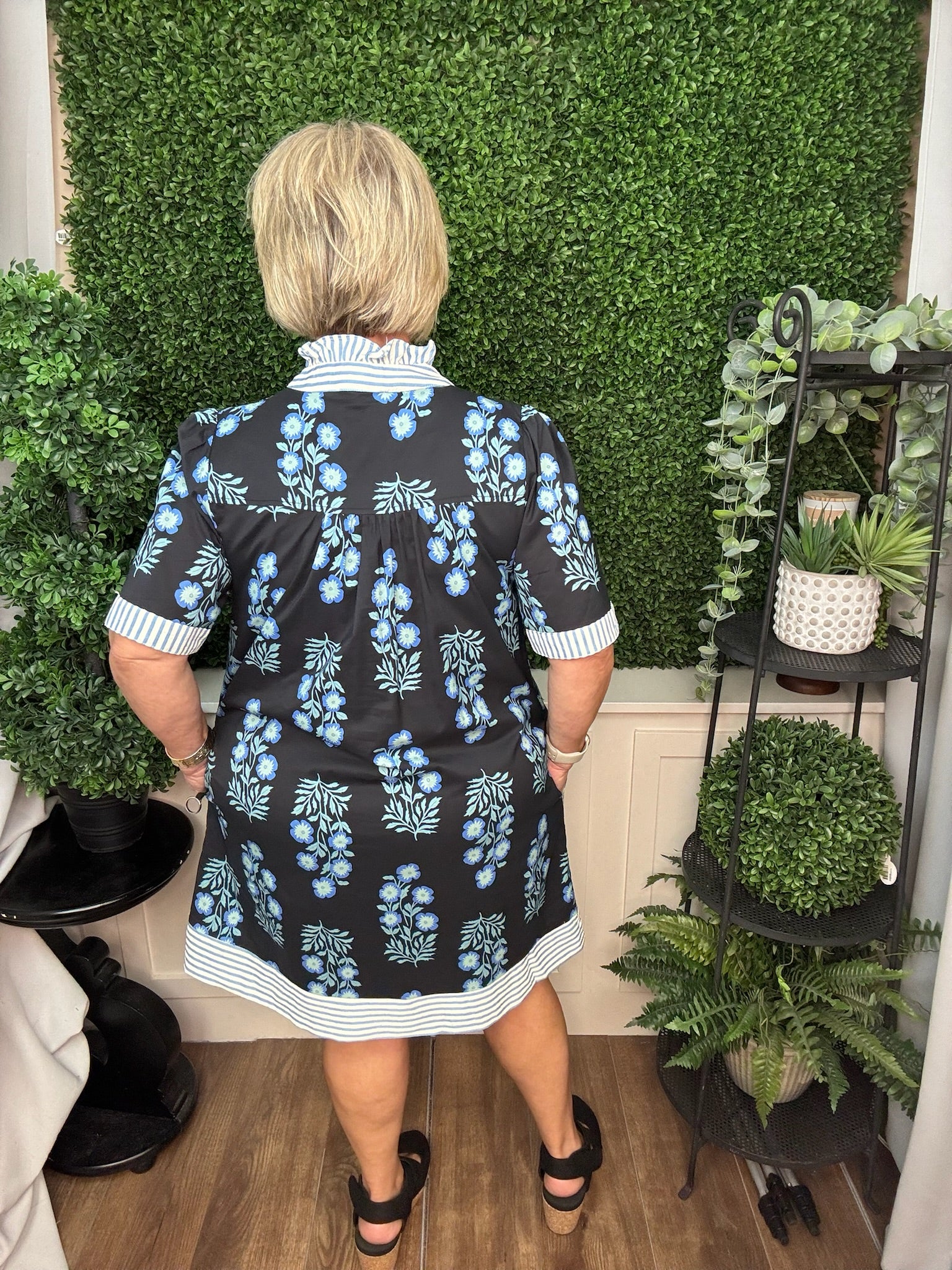 SHORT SLEEVE RUFFLED NECK BUTTON DOWN PRINTED MINI DRESS WITH POCKETS - BLACK W/ BLUE