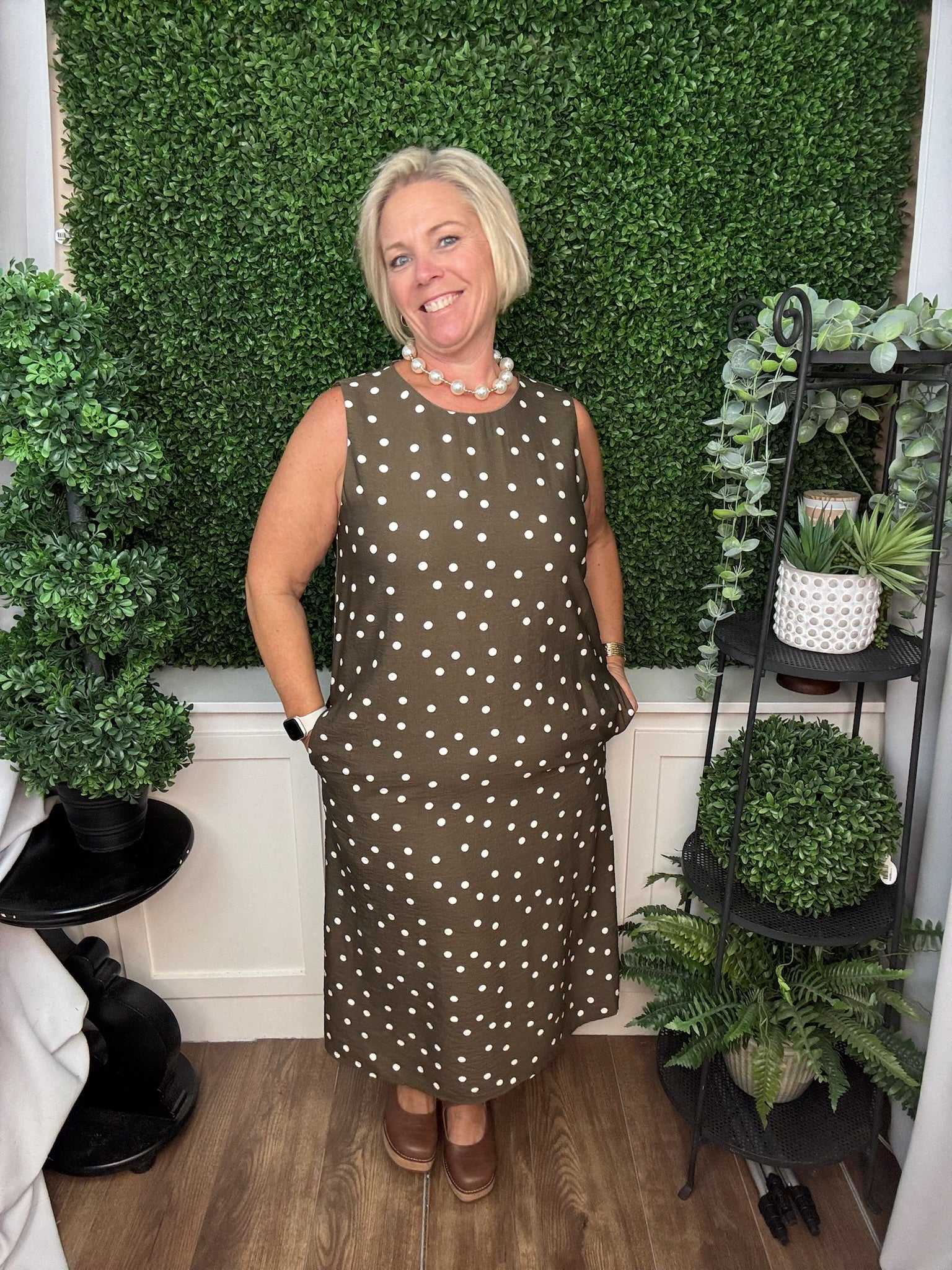 SLEEVELESS WOVEN POLKADOT PRINT MIDl DRESS WITH POCKETS - BROWN