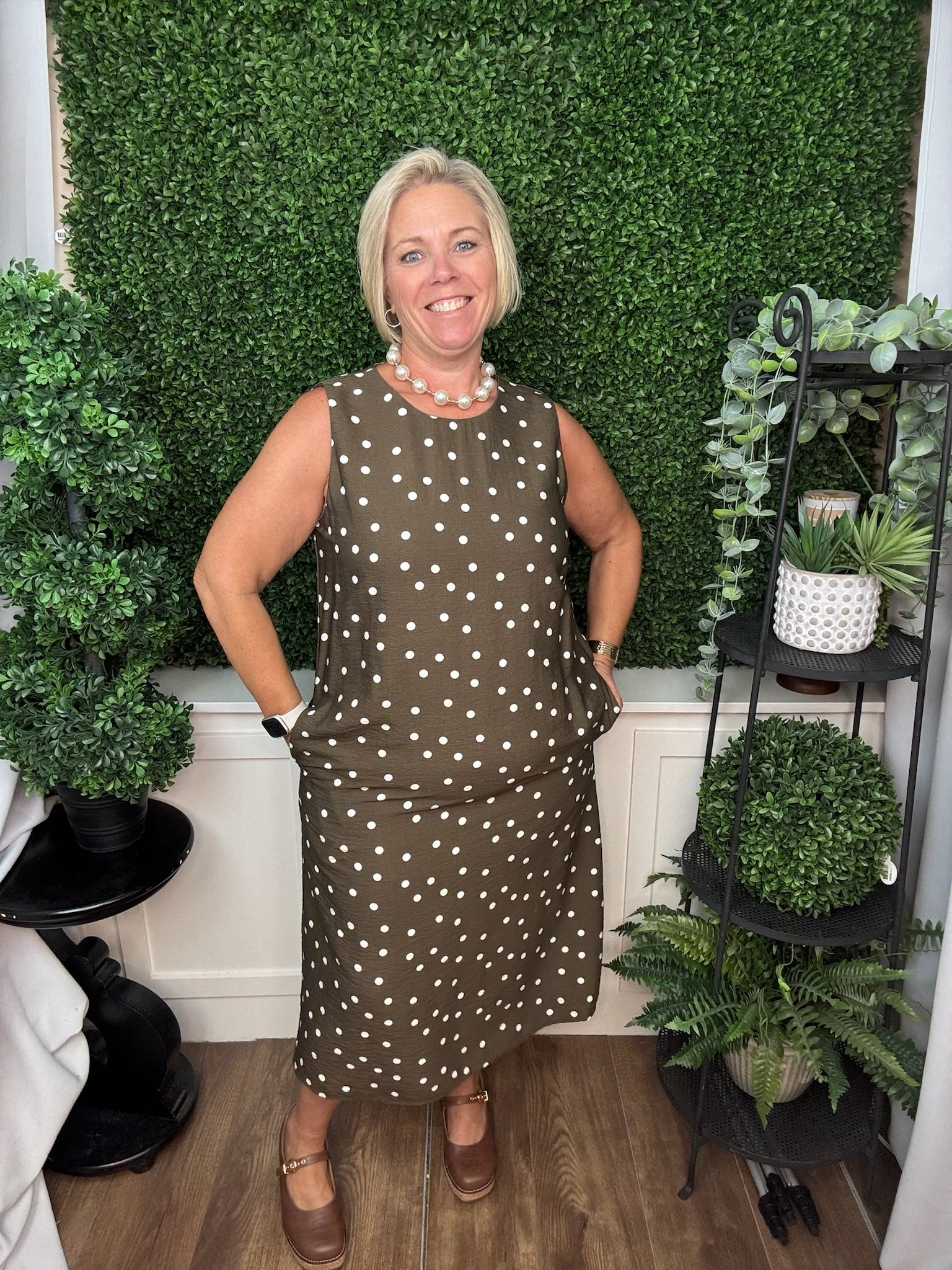 SLEEVELESS WOVEN POLKADOT PRINT MIDl DRESS WITH POCKETS - BROWN