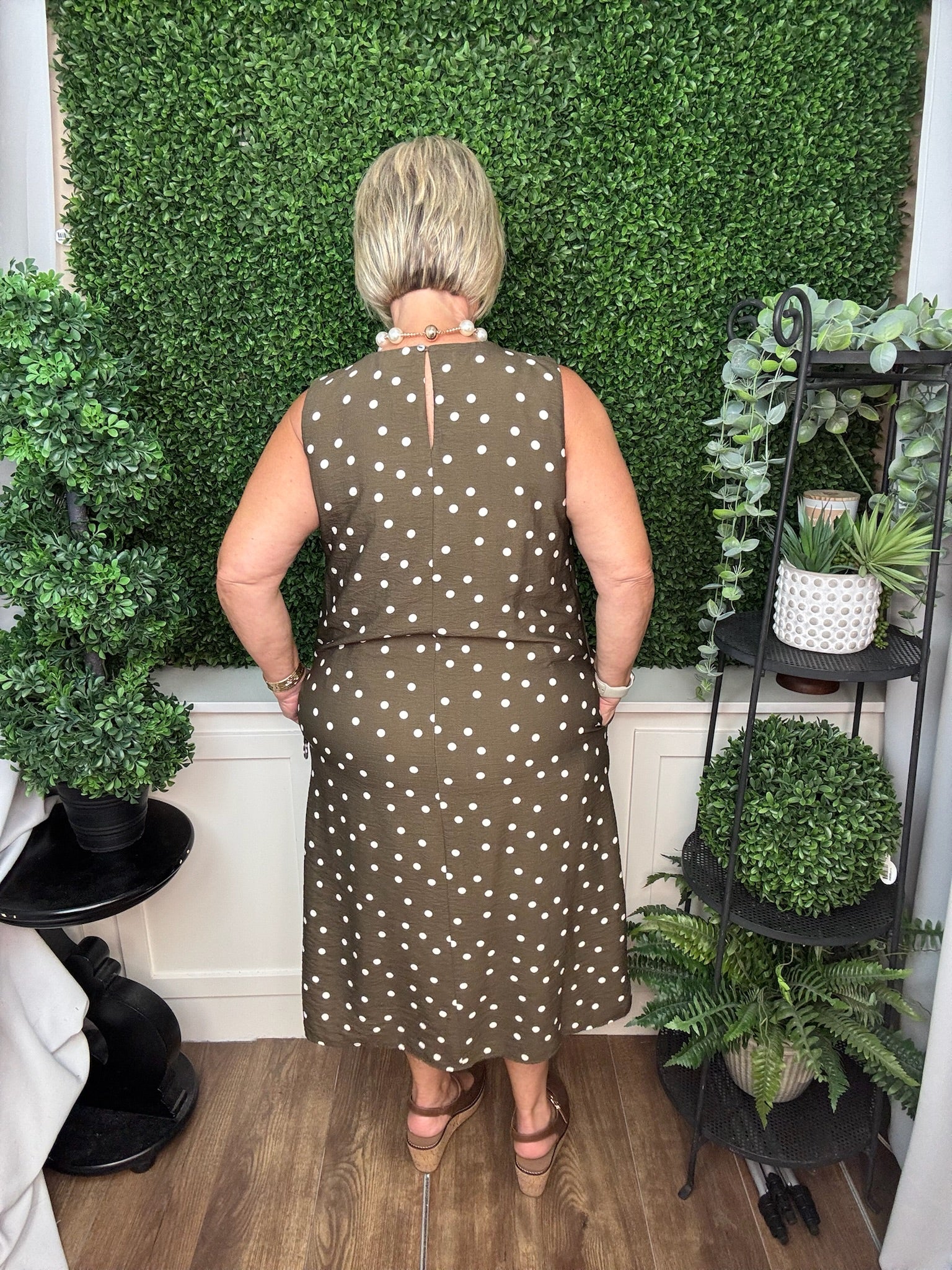 SLEEVELESS WOVEN POLKADOT PRINT MIDl DRESS WITH POCKETS - BROWN