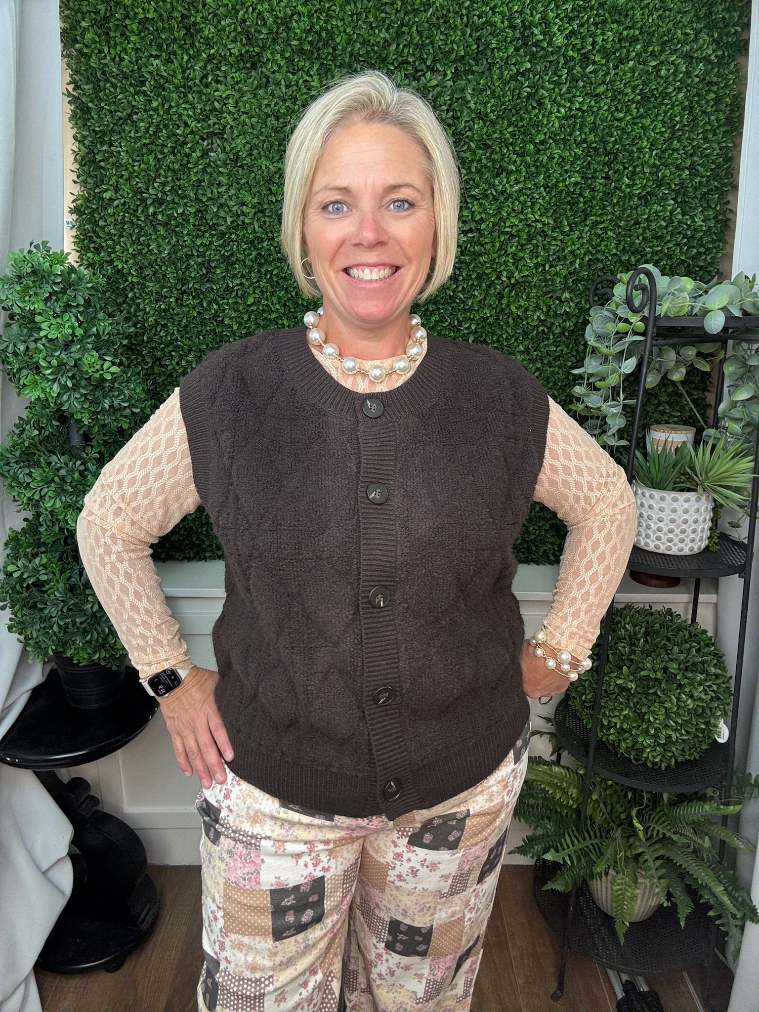 BUTTON DOWN SWEATER VEST - BLACK/ BROWN
