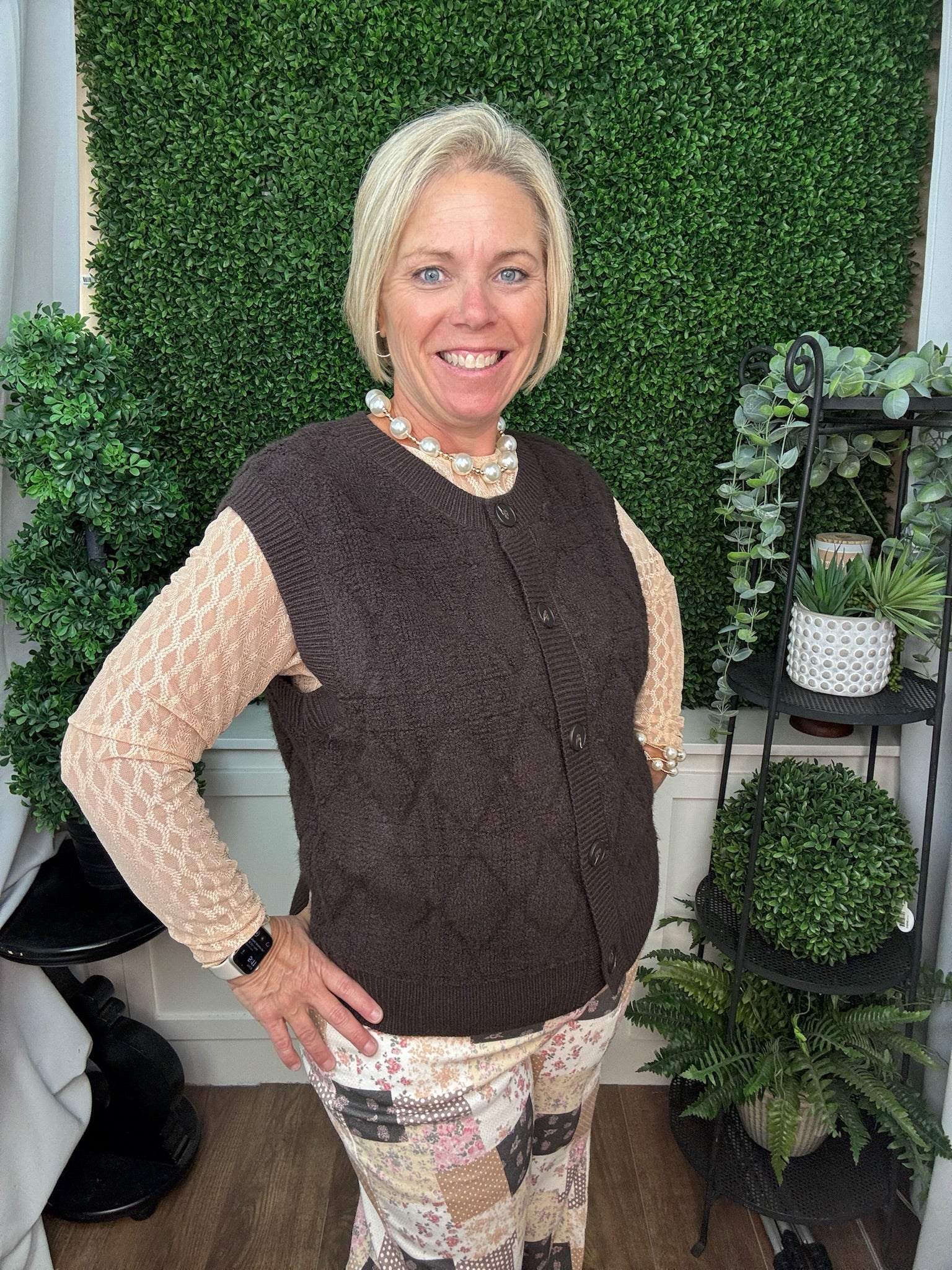 BUTTON DOWN SWEATER VEST - BLACK/ BROWN