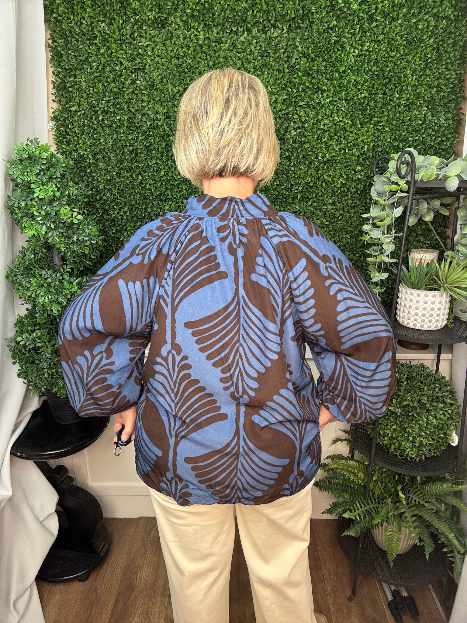 SLEEVE LINING PRINT WOVEN TOP WITH SPLIT NECK AND BALLOON SLEEVE SCALLOP - SLATE BLUE
