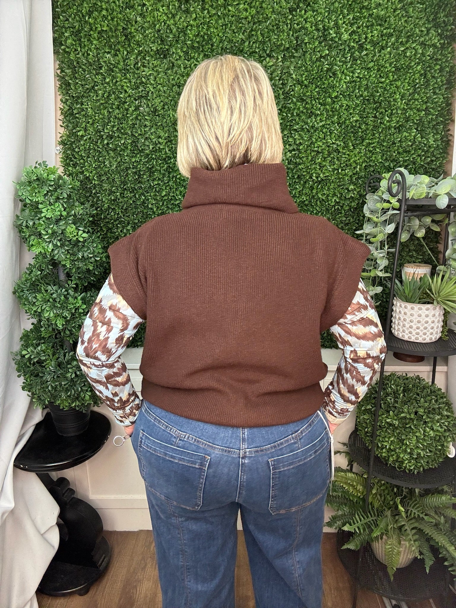 SHORT SLEEVE COLLARED V-NECK KNIT TOP SWEATER - BROWN/OATMEAL