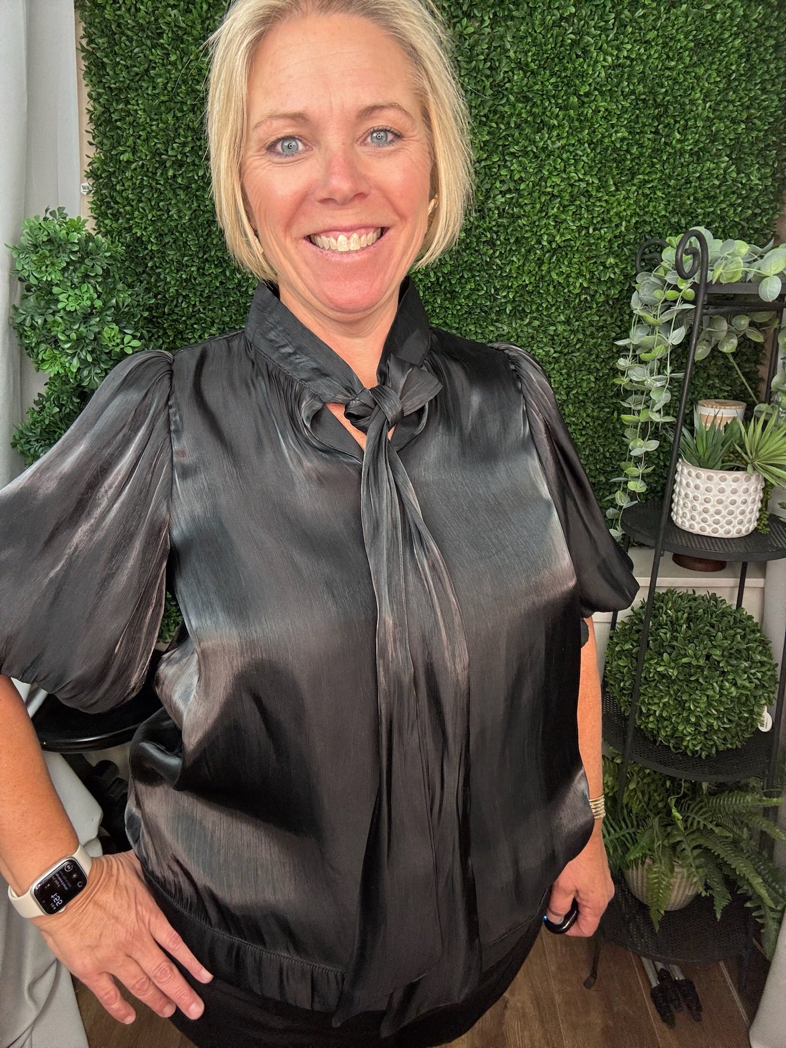 SHORT PUFF SLEEVE WOVEN TOP WITH BOW - BLACK/CREAM/RED