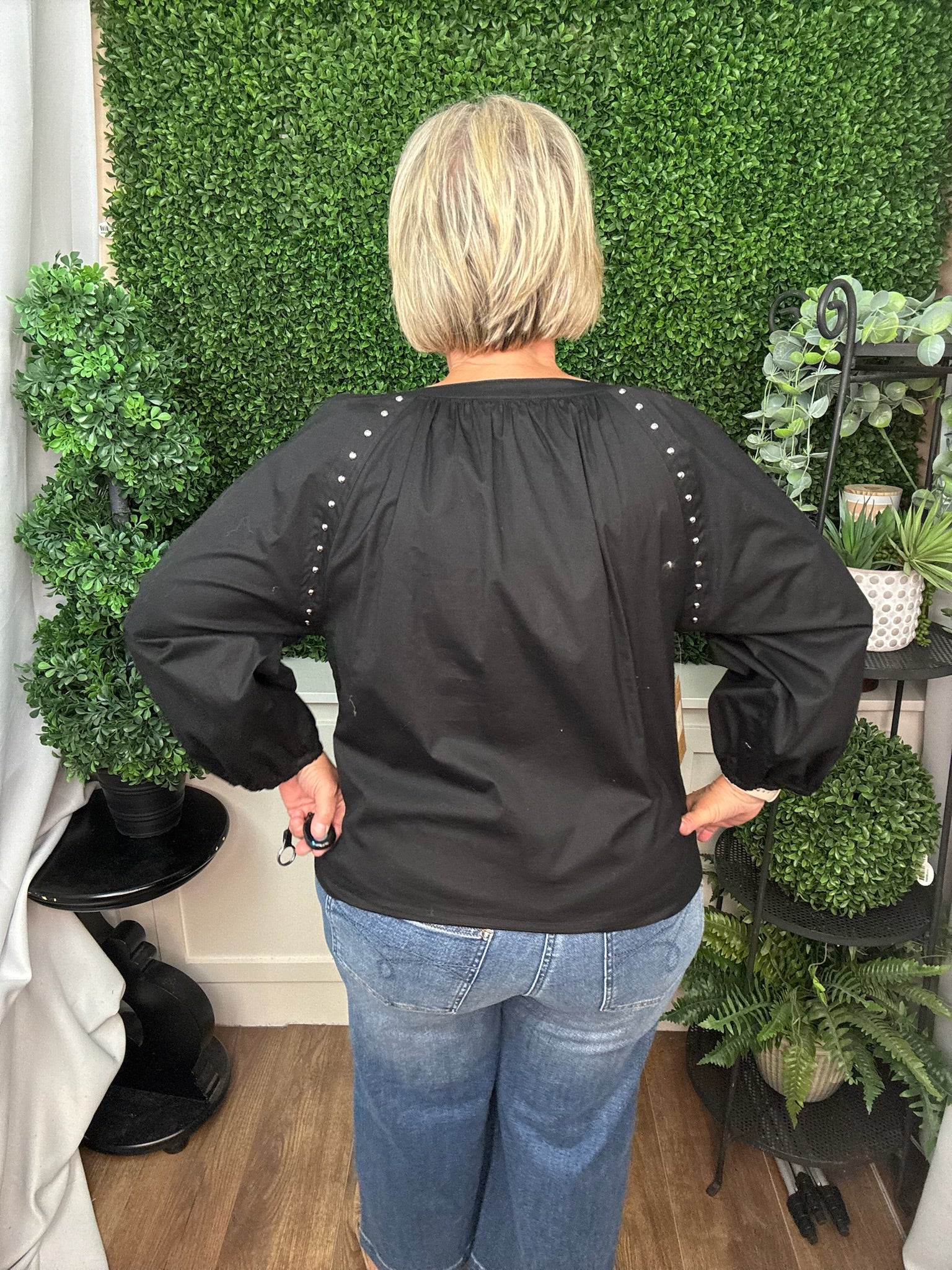 RAGLAN SLEEVE METAL NAILHEAD TRIM TOP - BLACK