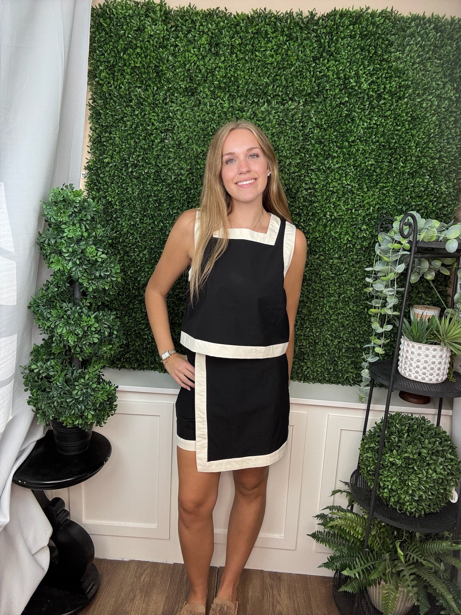 CONTRAST TRIM SLEEVELESS TOP - BLACK