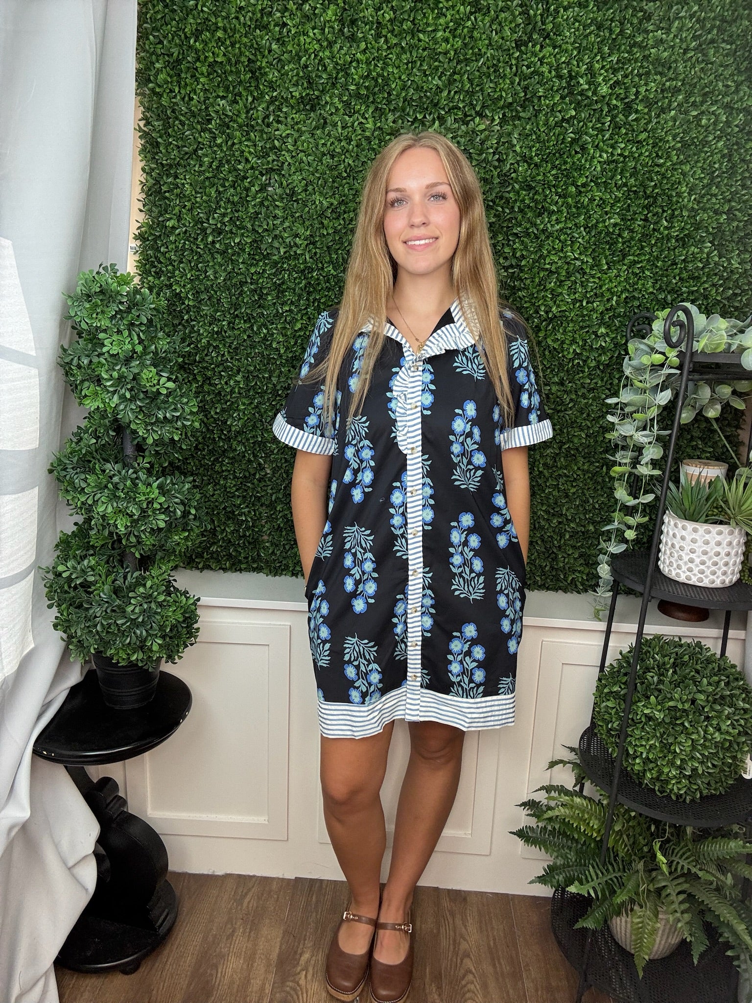 SHORT SLEEVE RUFFLED NECK BUTTON DOWN PRINTED MINI DRESS WITH POCKETS - BLACK W/ BLUE