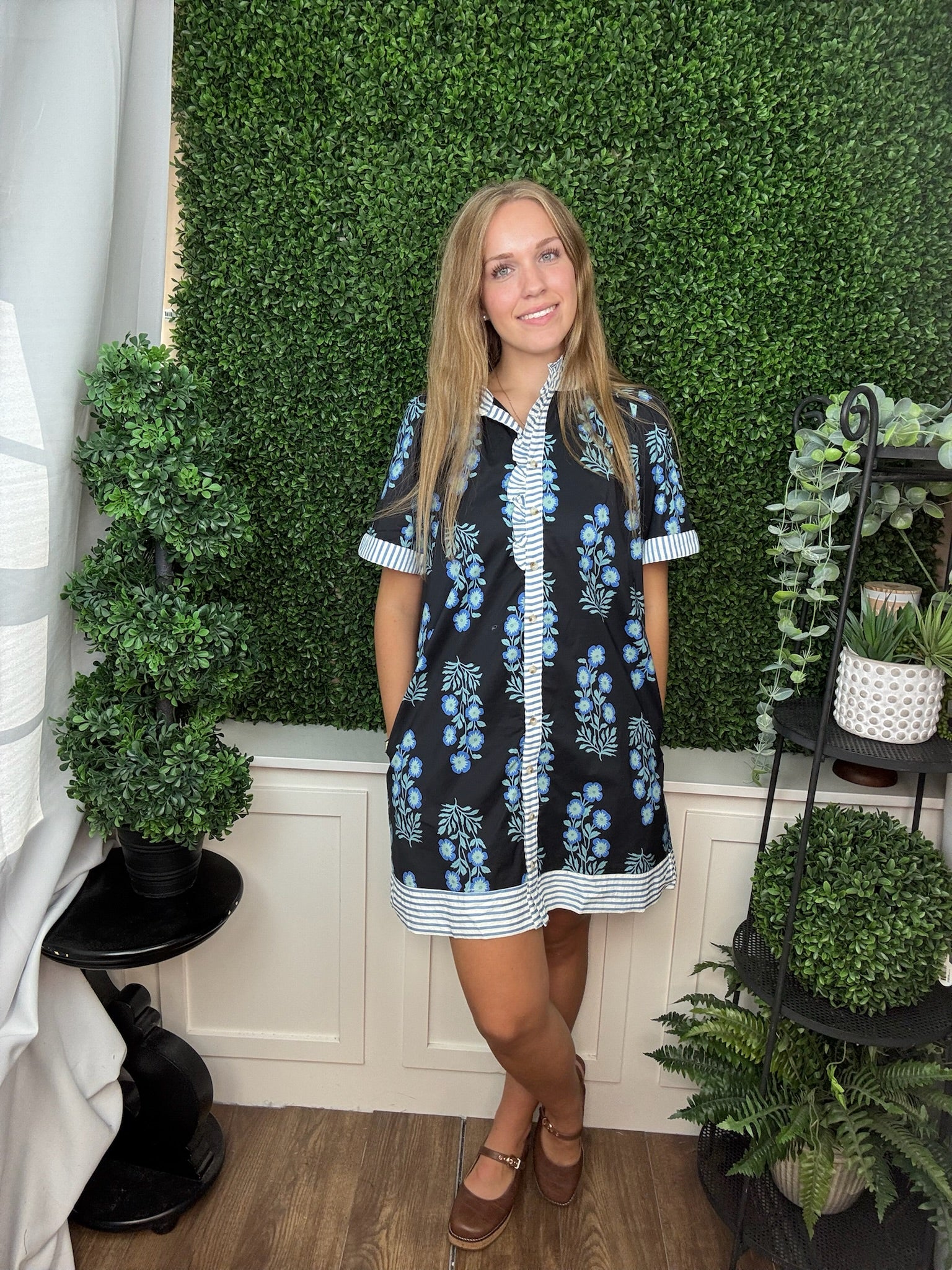 SHORT SLEEVE RUFFLED NECK BUTTON DOWN PRINTED MINI DRESS WITH POCKETS - BLACK W/ BLUE