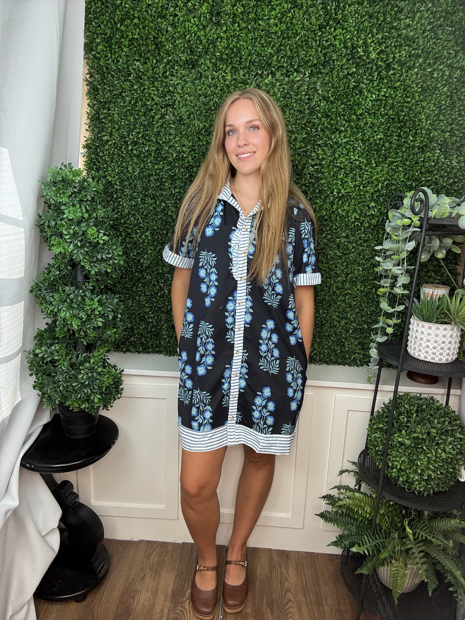 SHORT SLEEVE RUFFLED NECK BUTTON DOWN PRINTED MINI DRESS WITH POCKETS - BLACK W/ BLUE